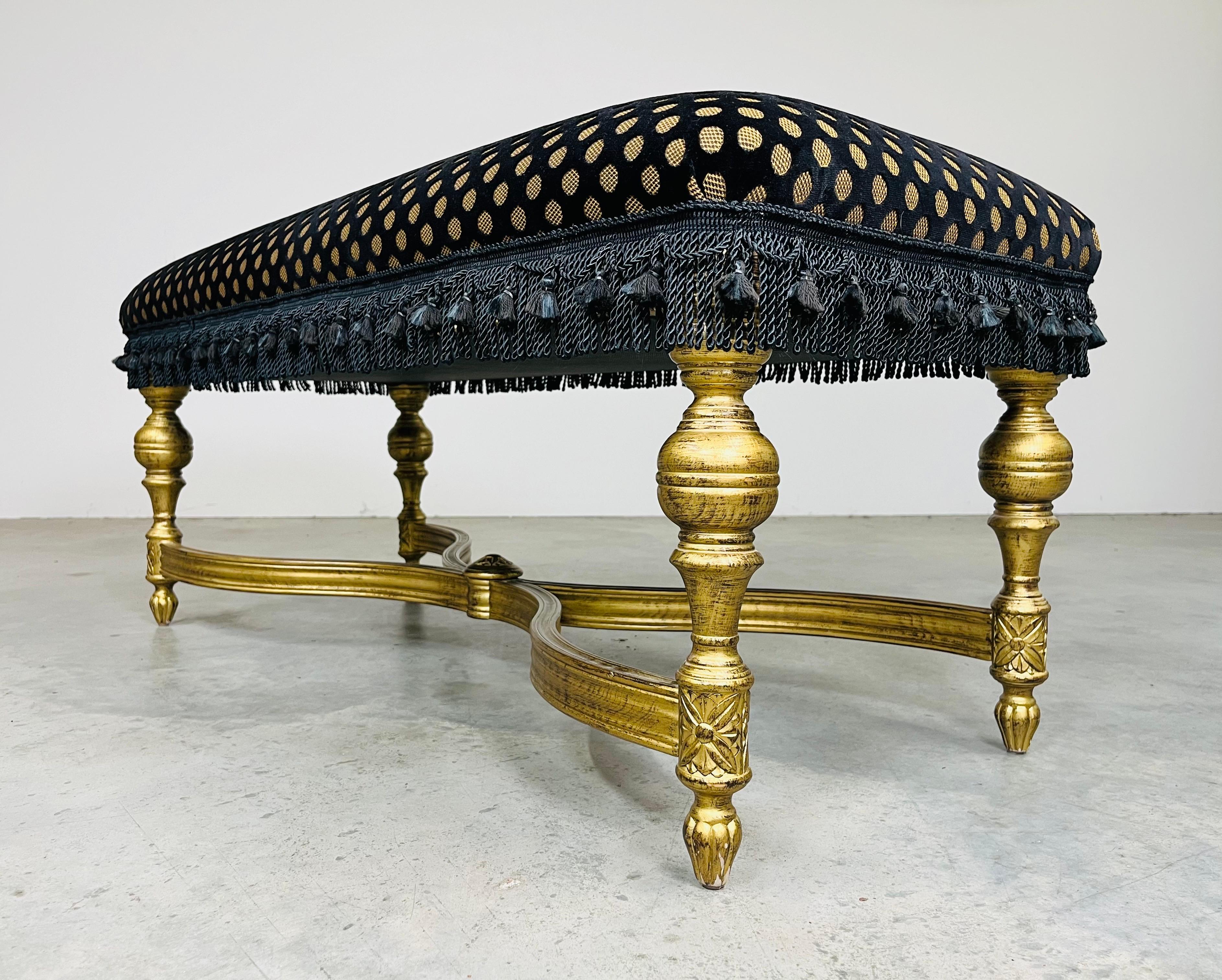 Mohair Ottoman ou banc de style Louis XVI en mohair noir et doré en vente