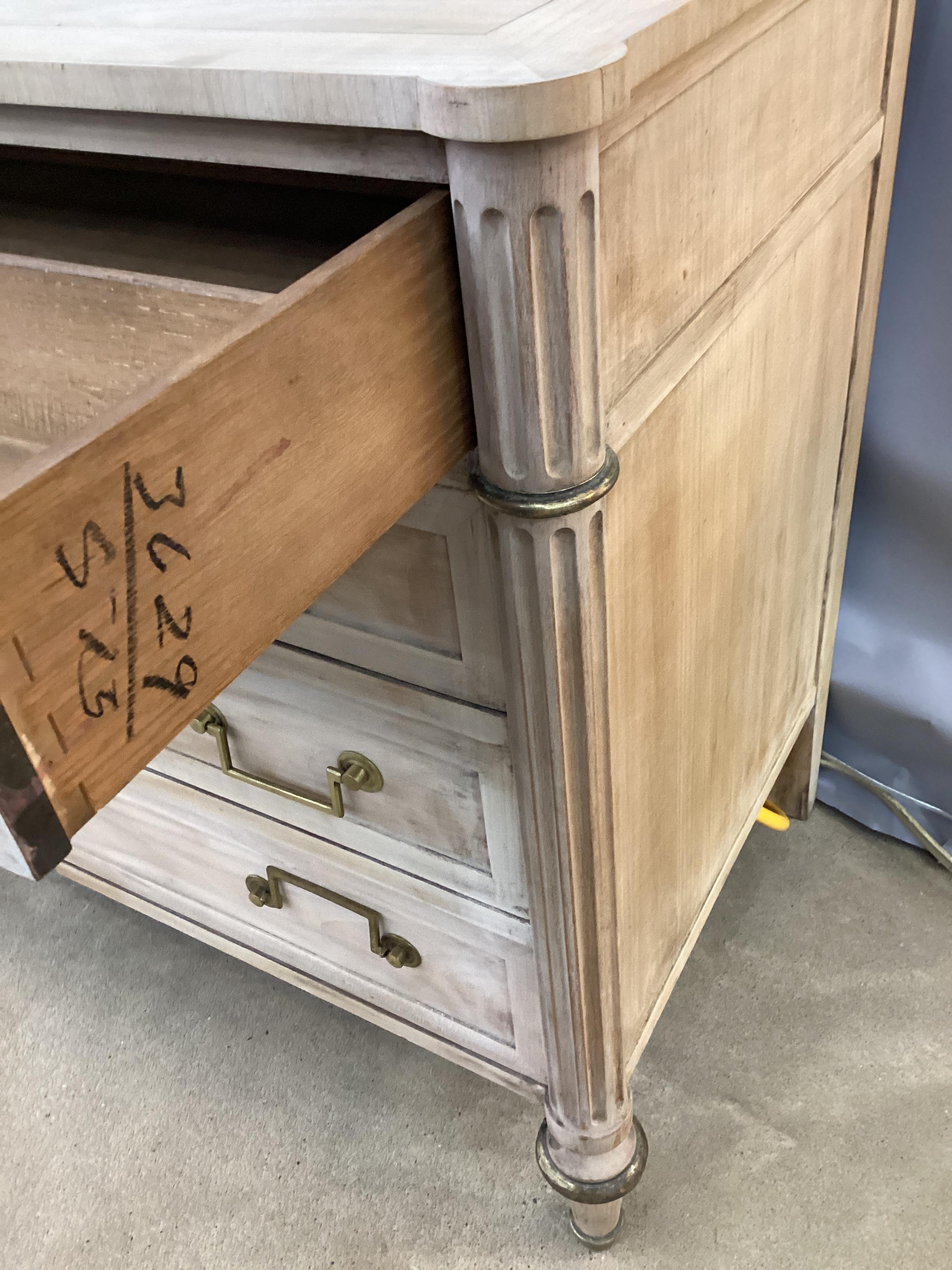 Gebleichte Kommode im Louis-XVI.-Stil von Baker Furniture Company  im Zustand „Gut“ im Angebot in Chapel Hill, NC