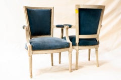 Paire de fauteuils de style Louis XVI en velours bleu