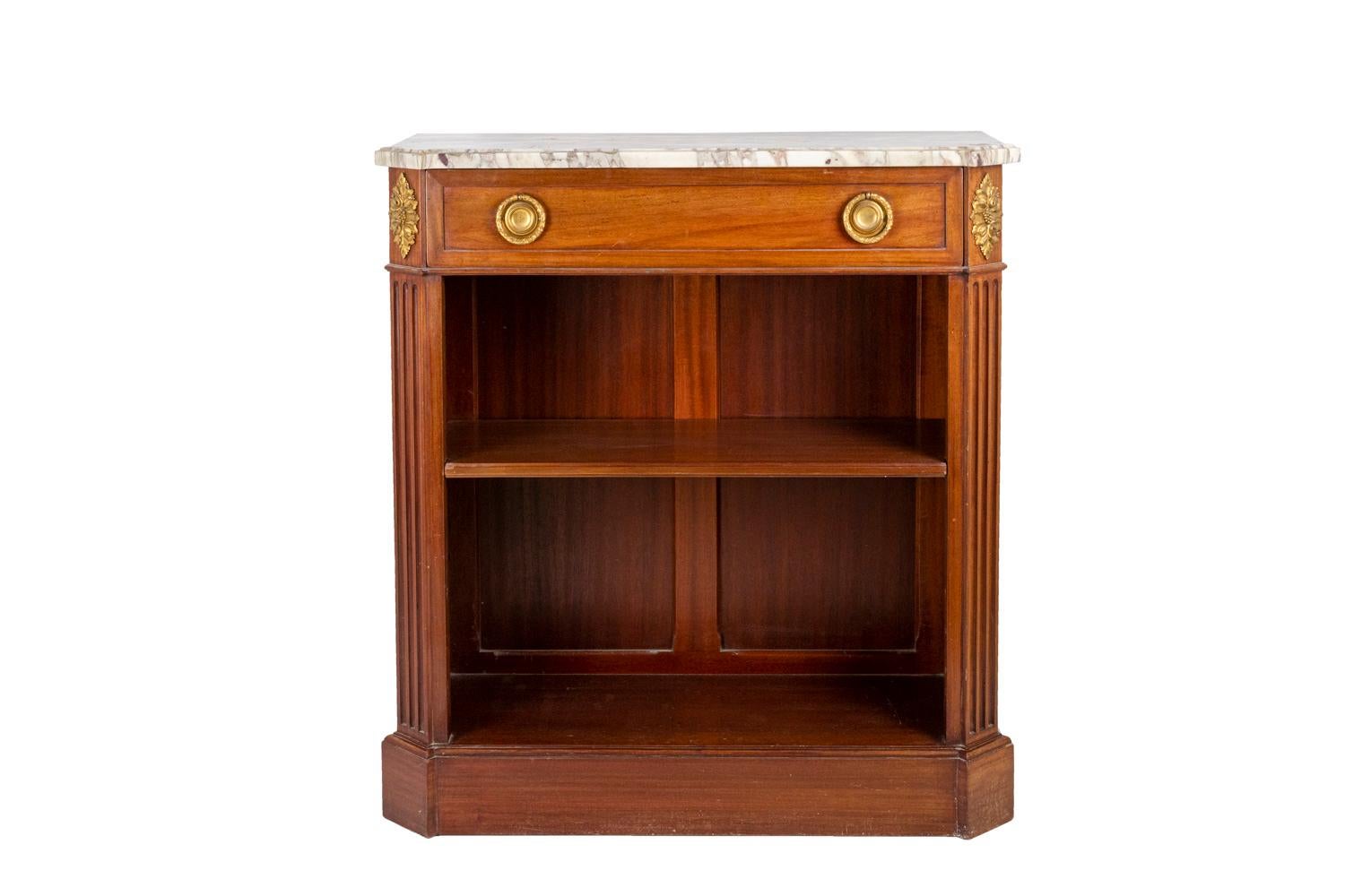 Louis XVI style bookshelf in mahogany with one shelf and opening by a front drawer. Body with canted corners adorned with flutes. Gilt bronze ornamentation such as handles in laurel wreath shape and rosettes on angles.
Molded tray with canted