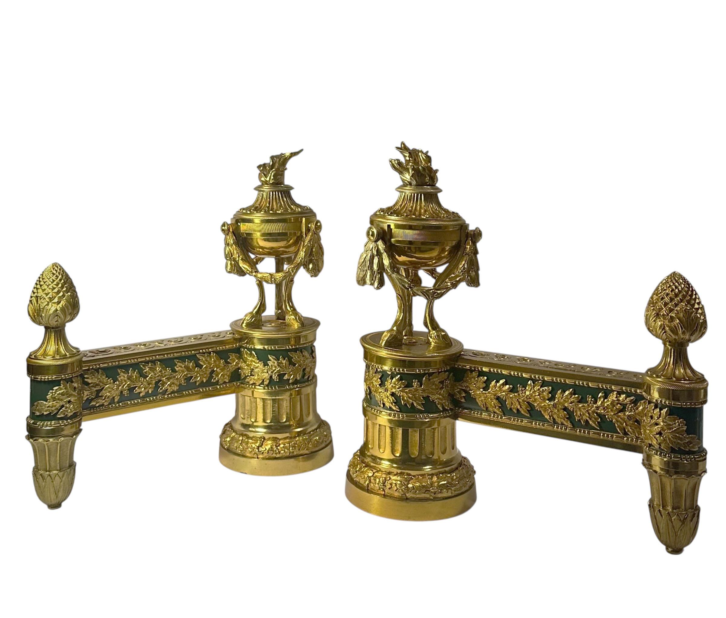 Coppia di eccezionali chenet in bronzo del XIX secolo in stile Luigi XVI di Bouhon Freres. Questi accessori per caminetto finemente fusi e dettagliati esemplificano la più alta qualità artigianale dei rinomati bronzisti parigini.

Ogni chenet è