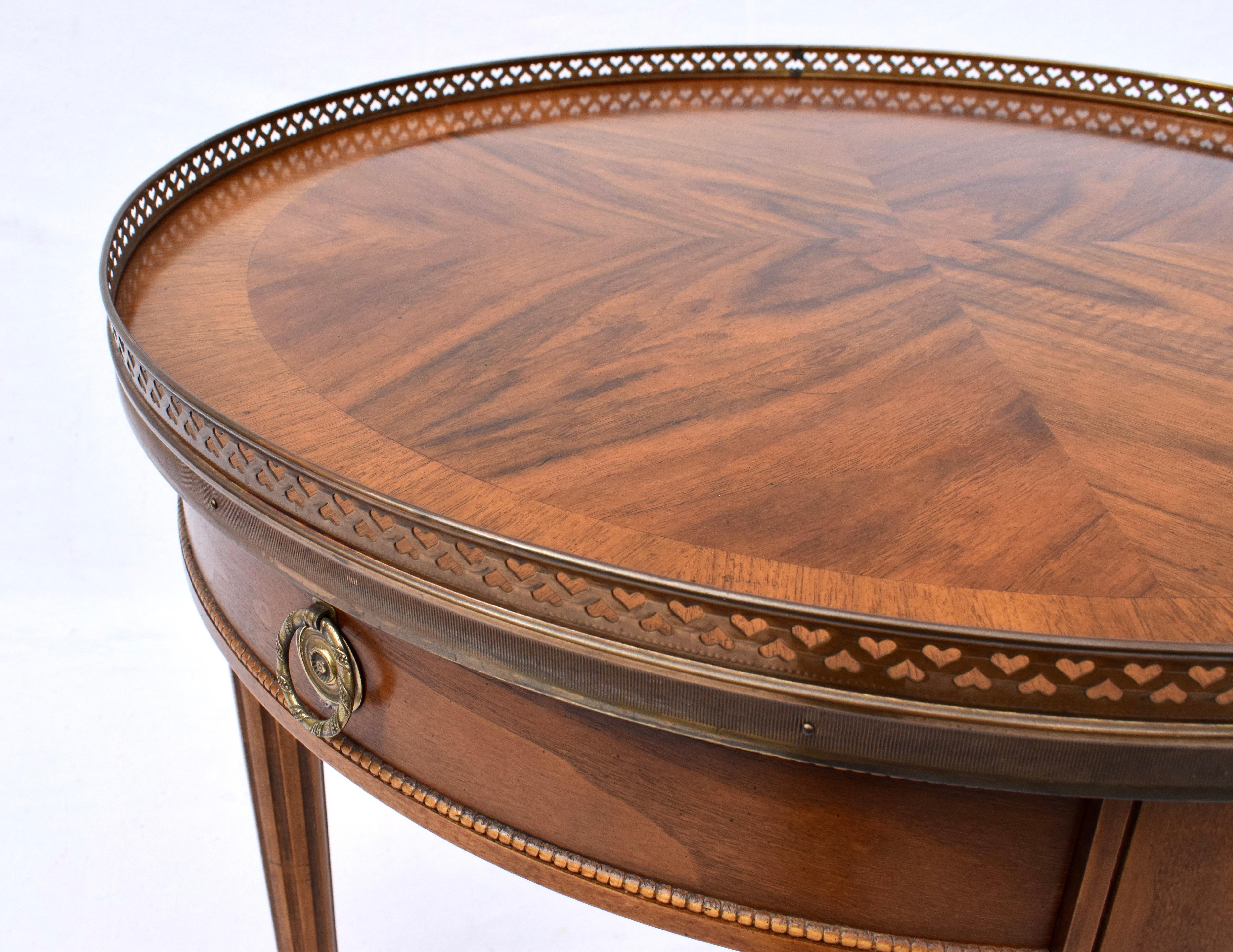 Laiton Table d'appoint de style Louis XVI Bouillot Gureridon Meubles Baker en vente