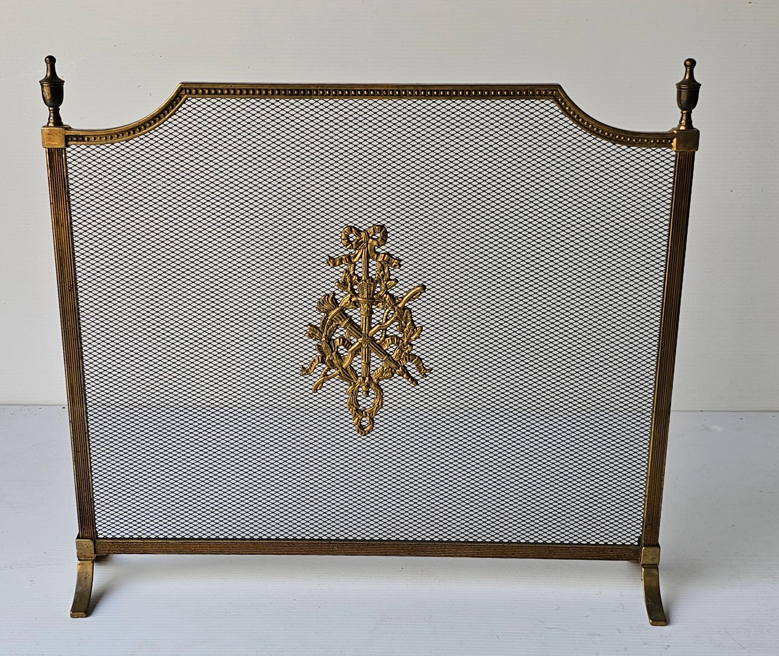 Paravento per camino in ottone in stile Luigi XVI, probabilmente realizzato intorno al 1940 in Francia. È stato progettato per evitare che le scintille escano dal caminetto e per aggiungere un tocco di eleganza alla stanza. 
Stile: Luigi XVI,