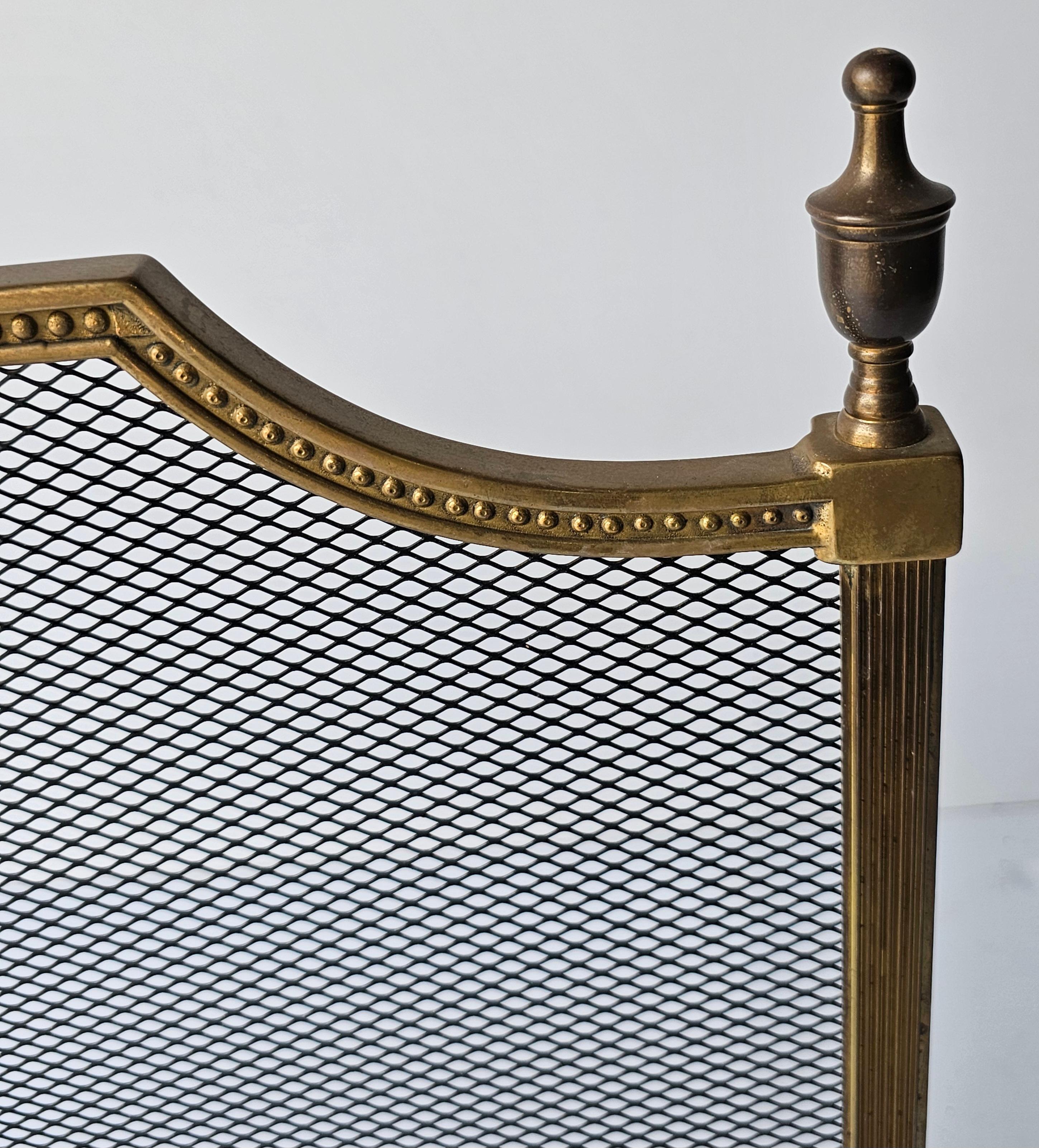 XX secolo Paravento a rete in stile Luigi XVI con decorazioni in ottone e nastri in vendita