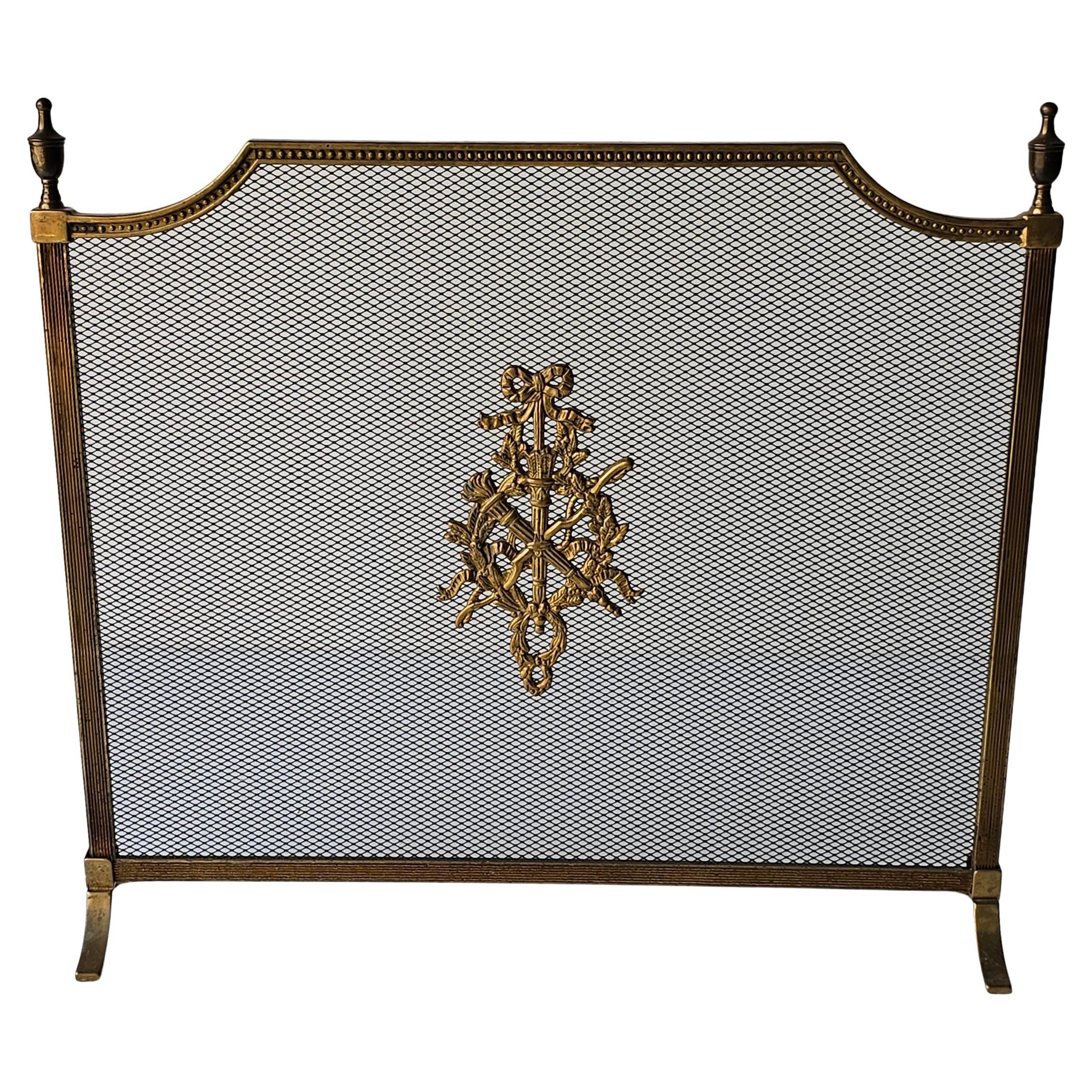 Pare-feu de style Louis XVI décoré de laiton et de rubans en maille de fil métallique