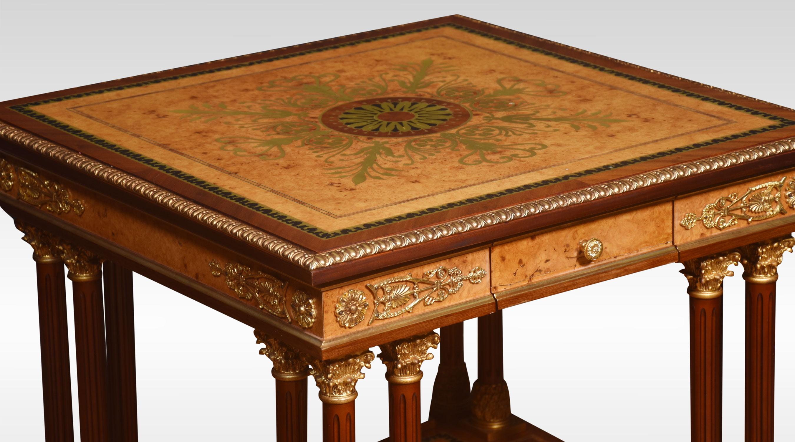 Britannique Table basse de style Louis XVI en laiton incrusté en vente