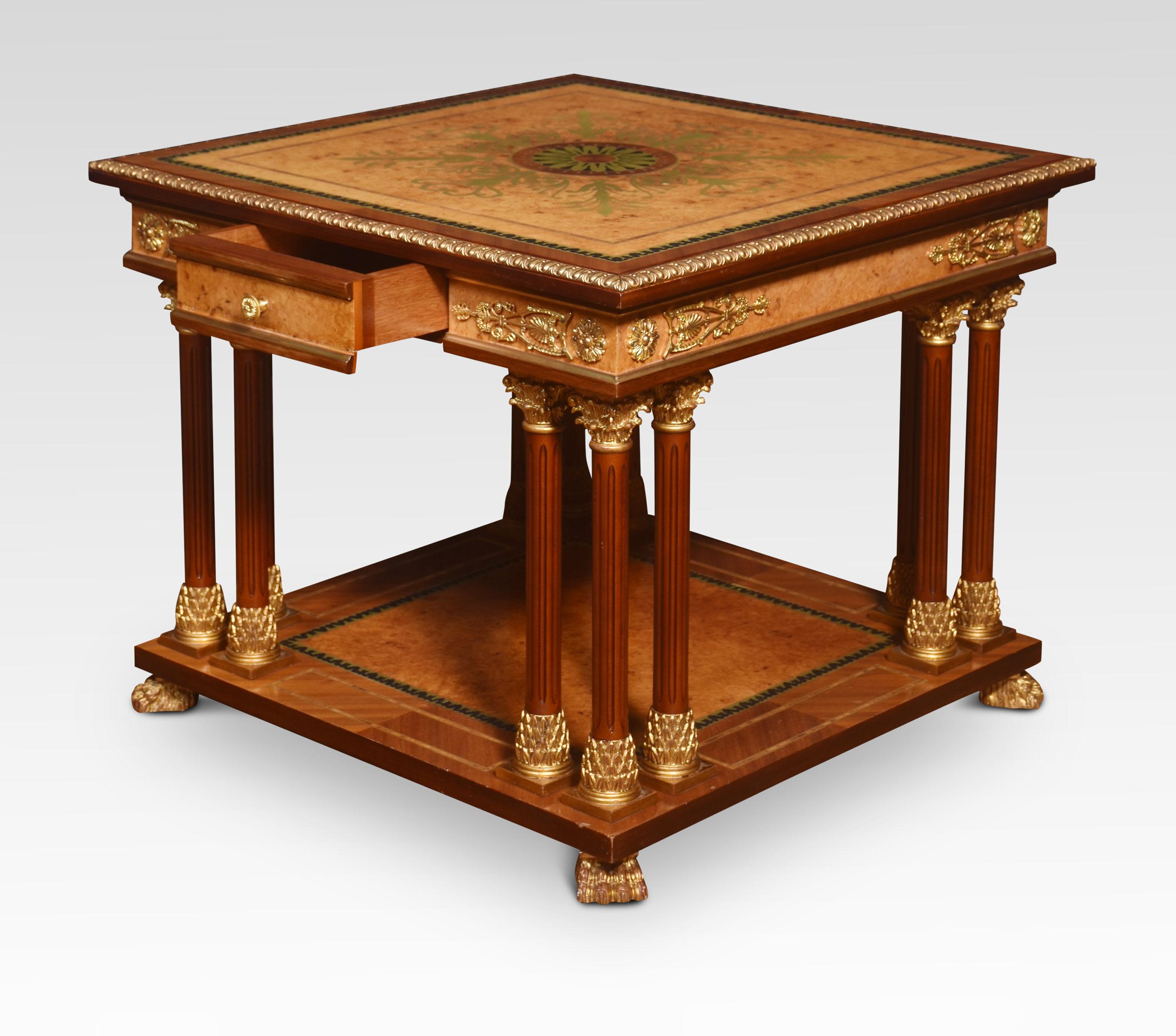 Noyer Table basse de style Louis XVI en laiton incrusté en vente