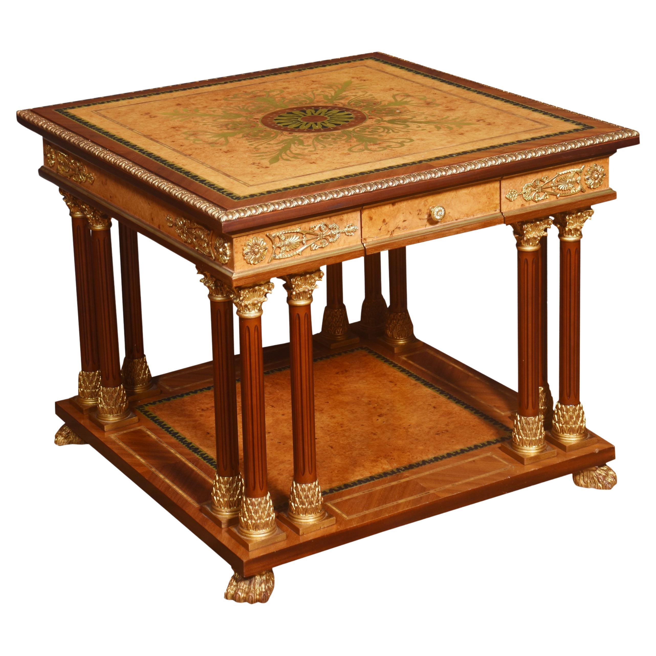 Table basse de style Louis XVI en laiton incrusté en vente