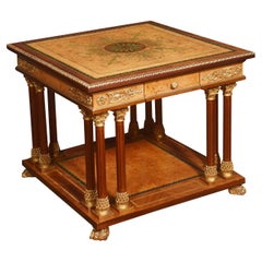 Table basse de style Louis XVI en laiton incrusté