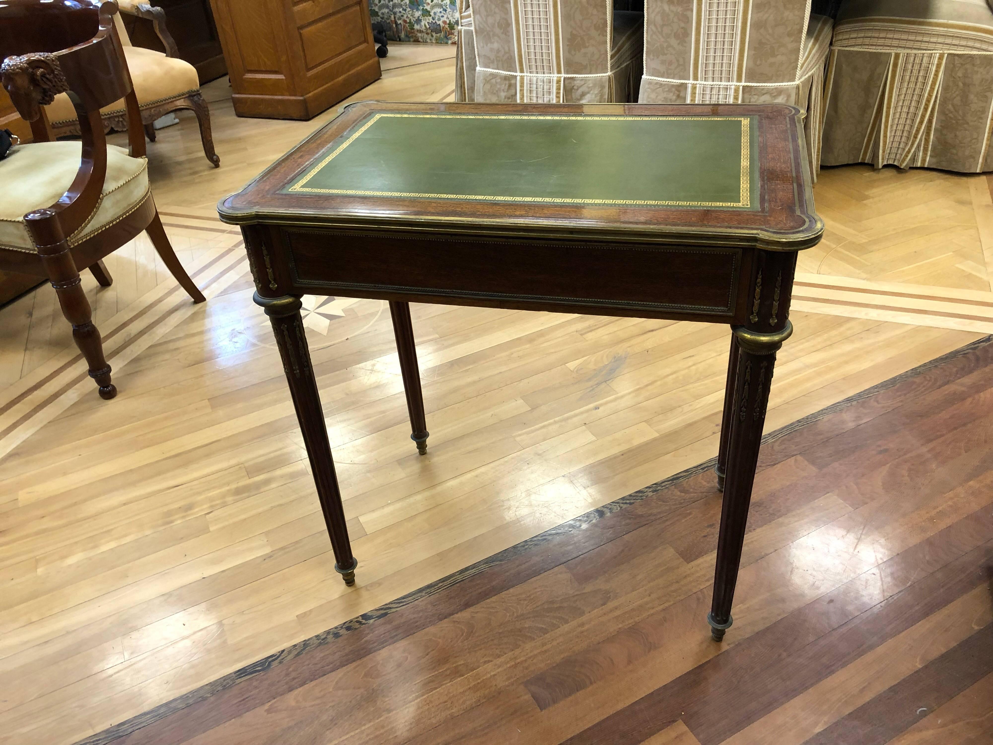 Legno Scrivania in stile Luigi XVI in mogano intarsiato in ottone, XX secolo in vendita