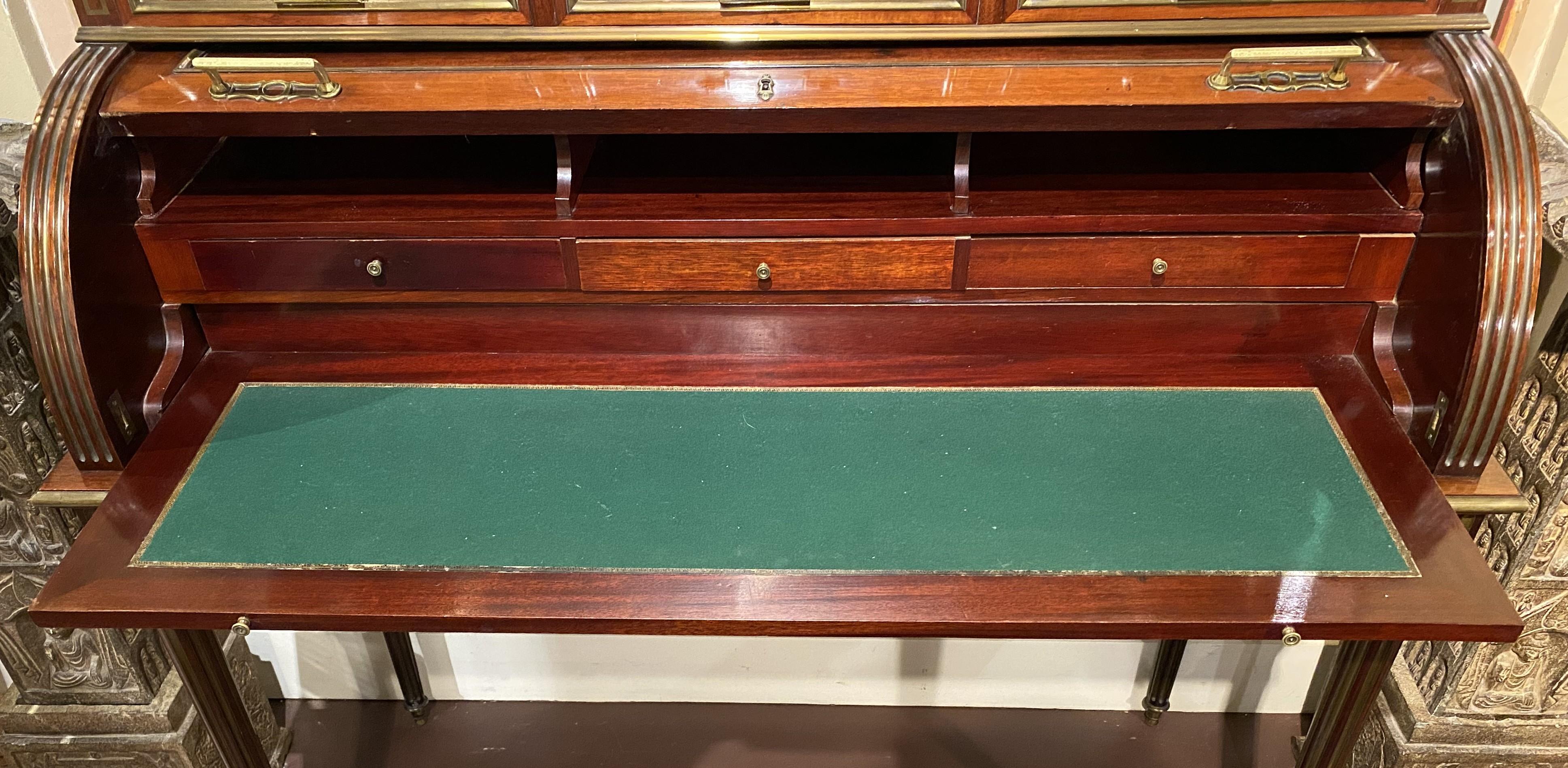 Scrivania a cilindro con piano in marmo montato in ottone in stile Luigi XVI in vendita 3