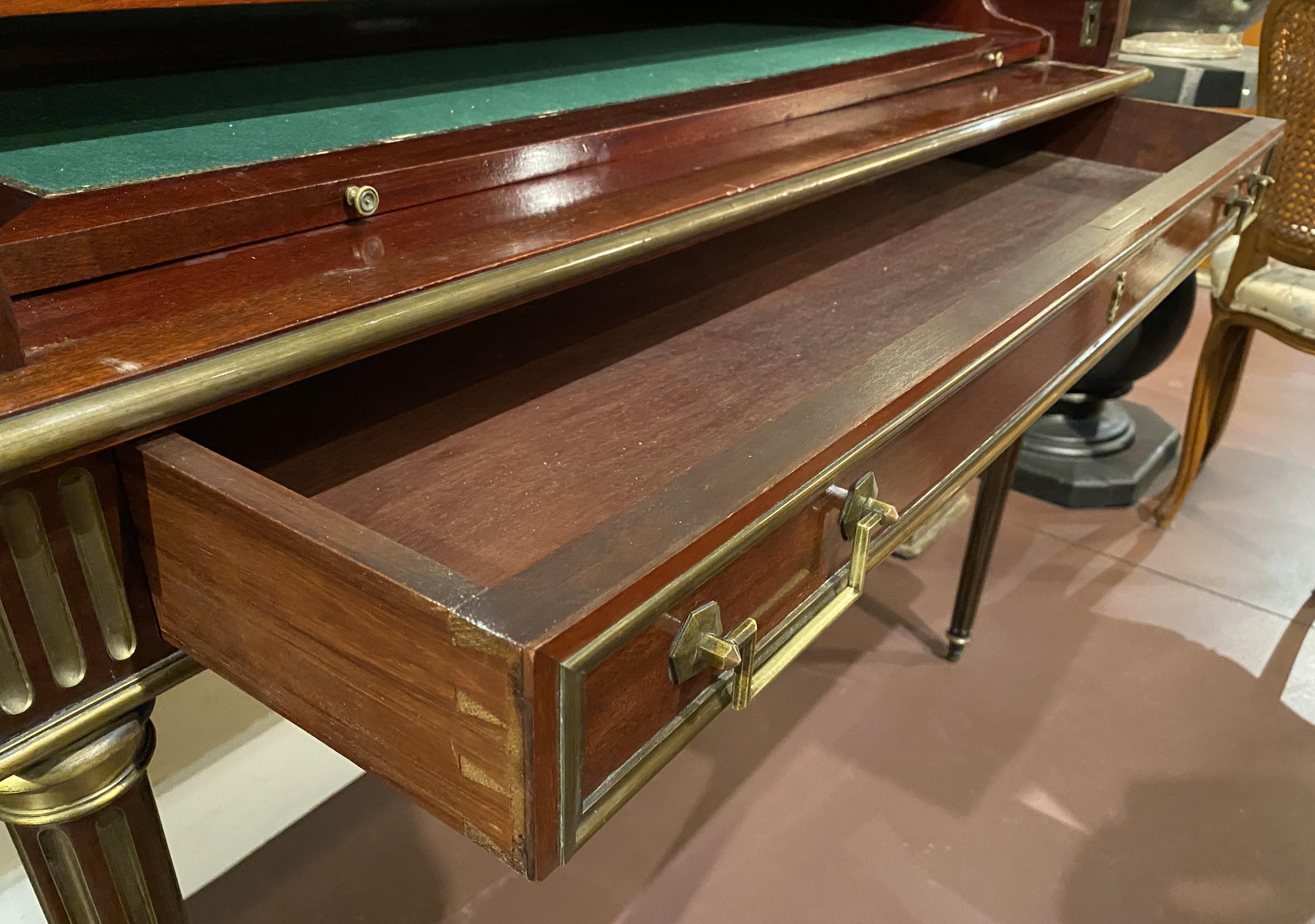 Scrivania a cilindro con piano in marmo montato in ottone in stile Luigi XVI in vendita 4