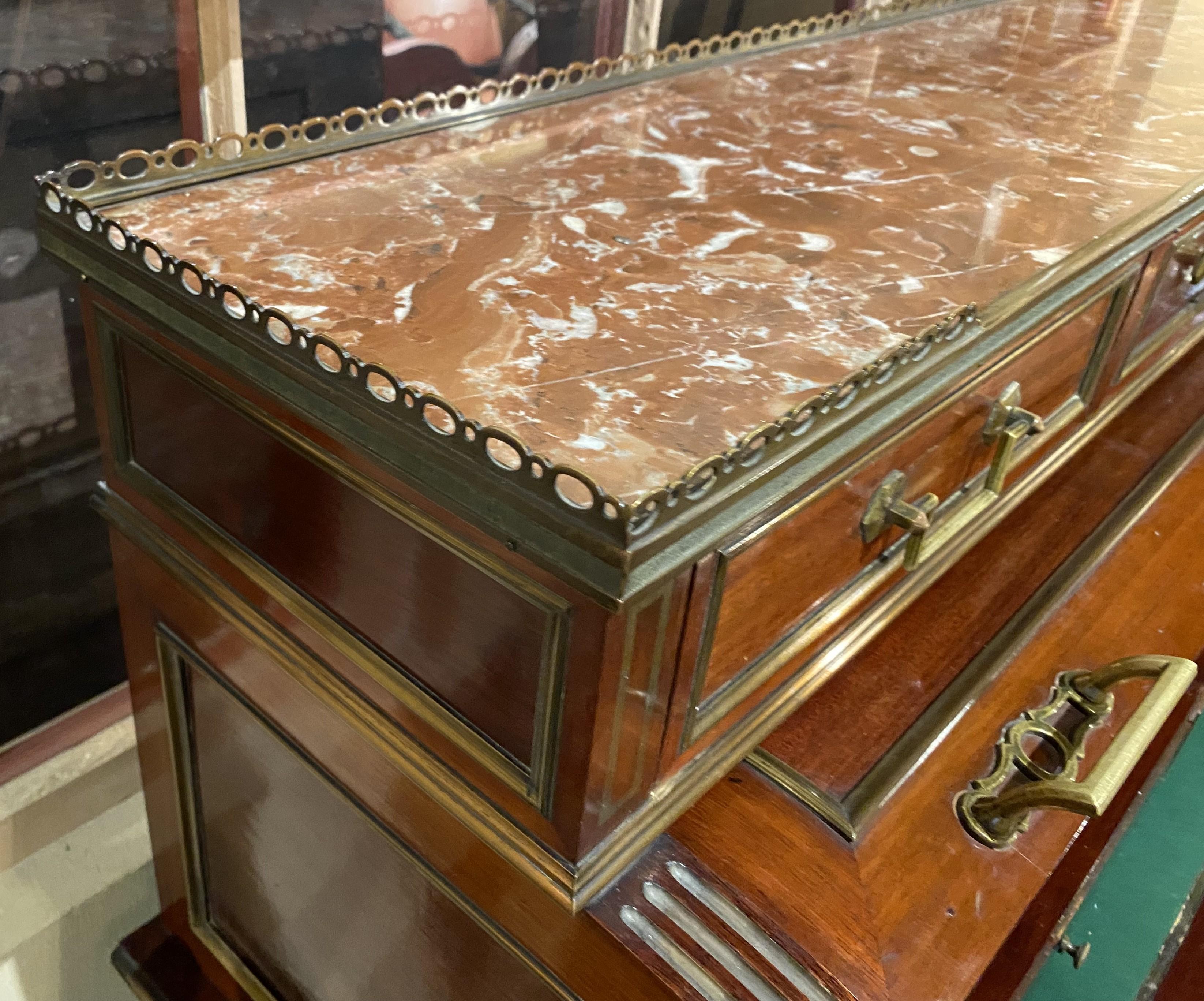 Scrivania a cilindro con piano in marmo montato in ottone in stile Luigi XVI in vendita 6