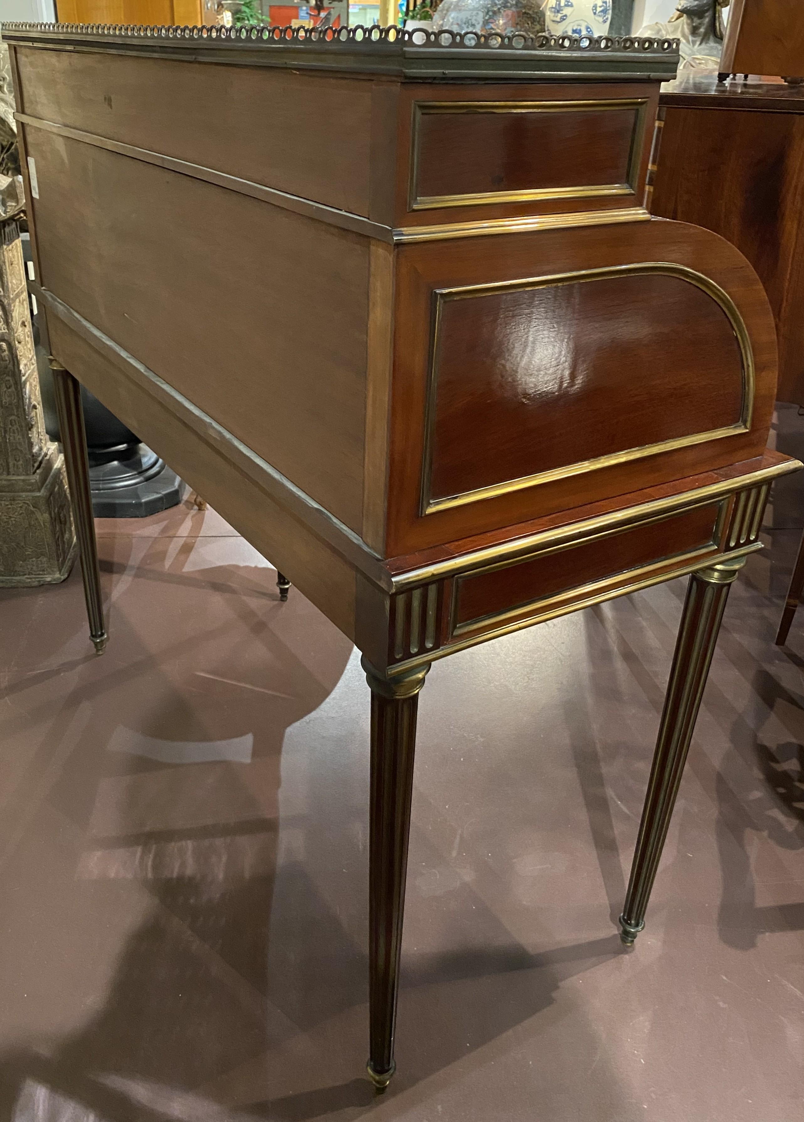 Scrivania a cilindro con piano in marmo montato in ottone in stile Luigi XVI in vendita 7