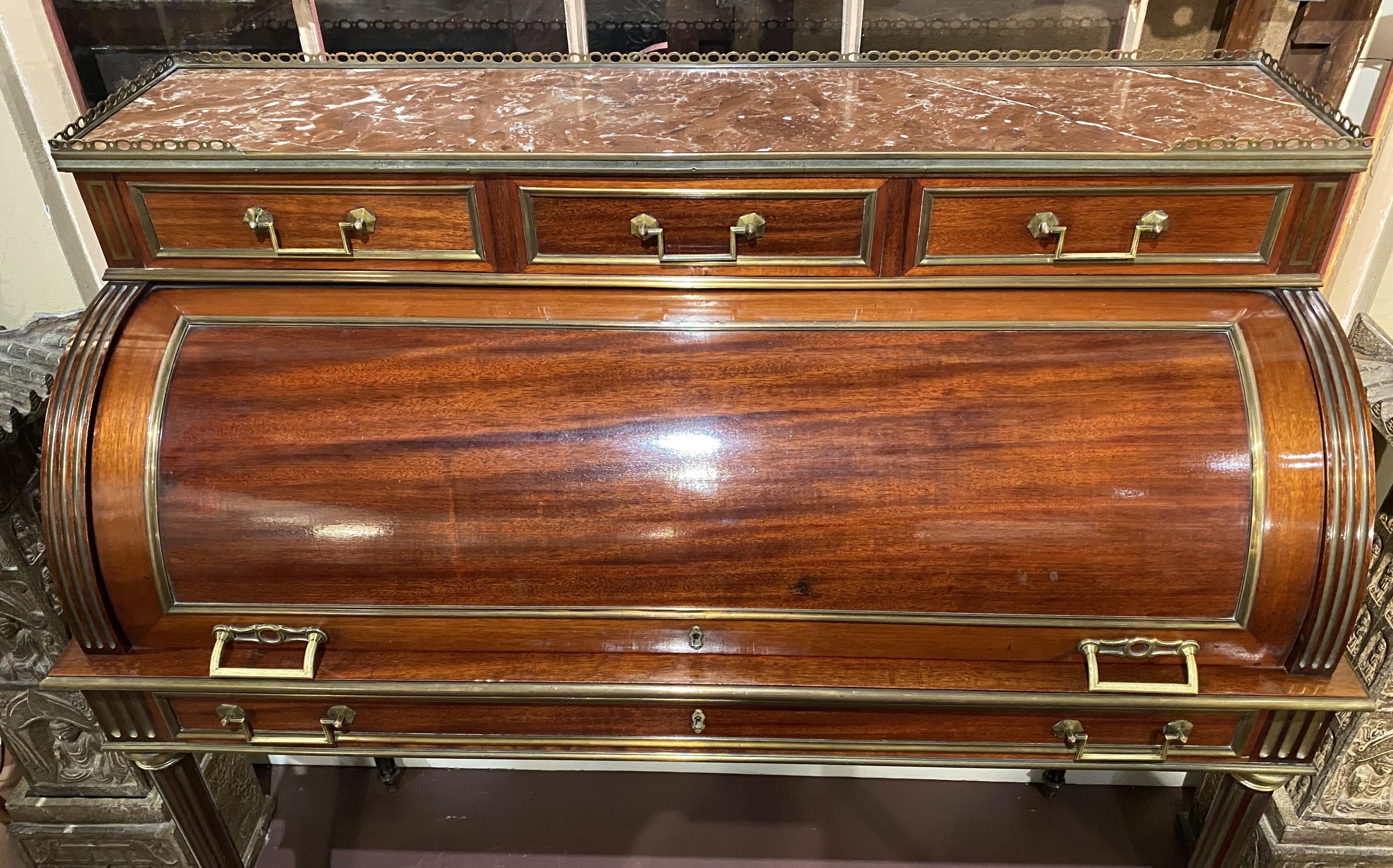 Francese Scrivania a cilindro con piano in marmo montato in ottone in stile Luigi XVI in vendita