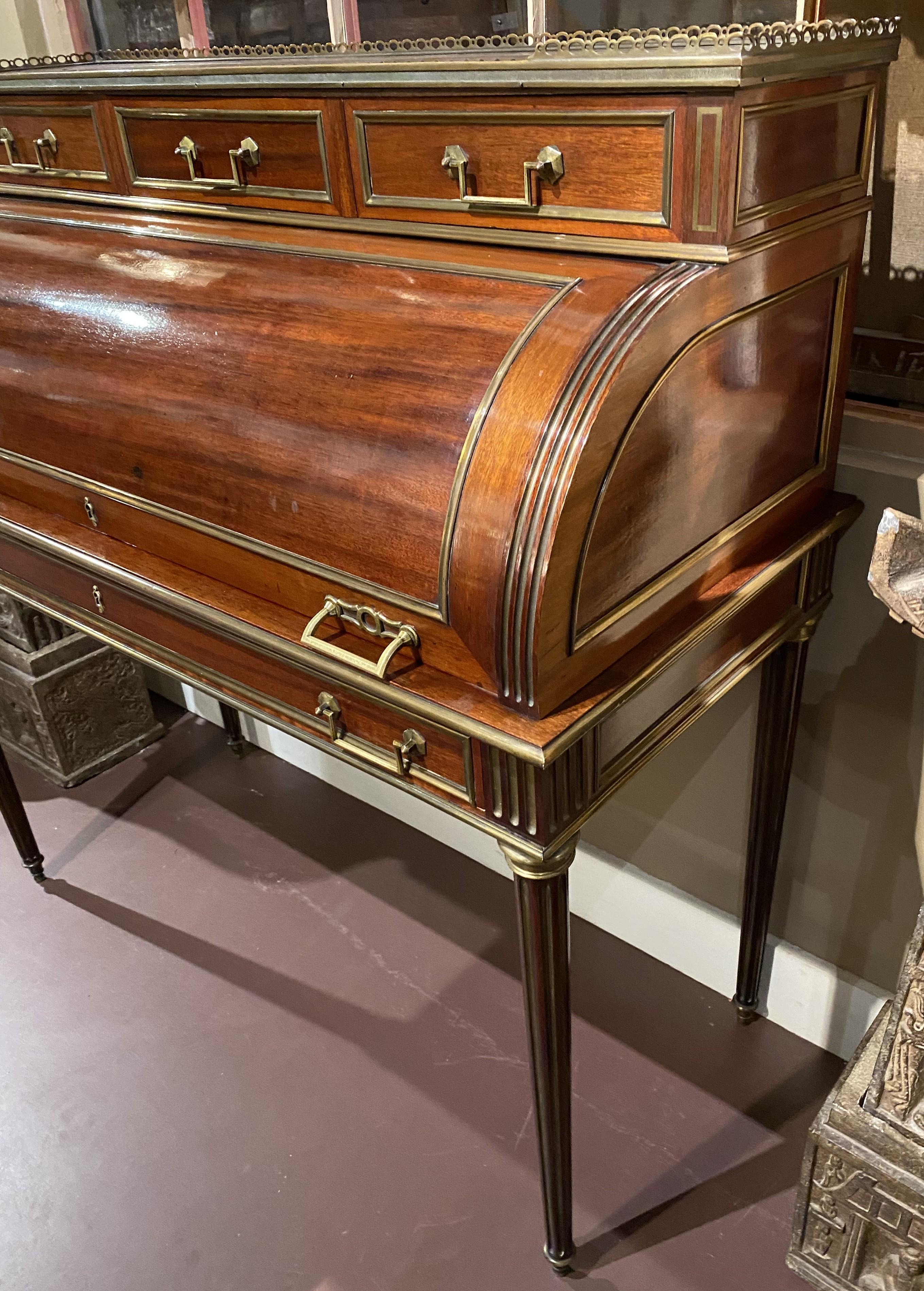 XIX secolo Scrivania a cilindro con piano in marmo montato in ottone in stile Luigi XVI in vendita
