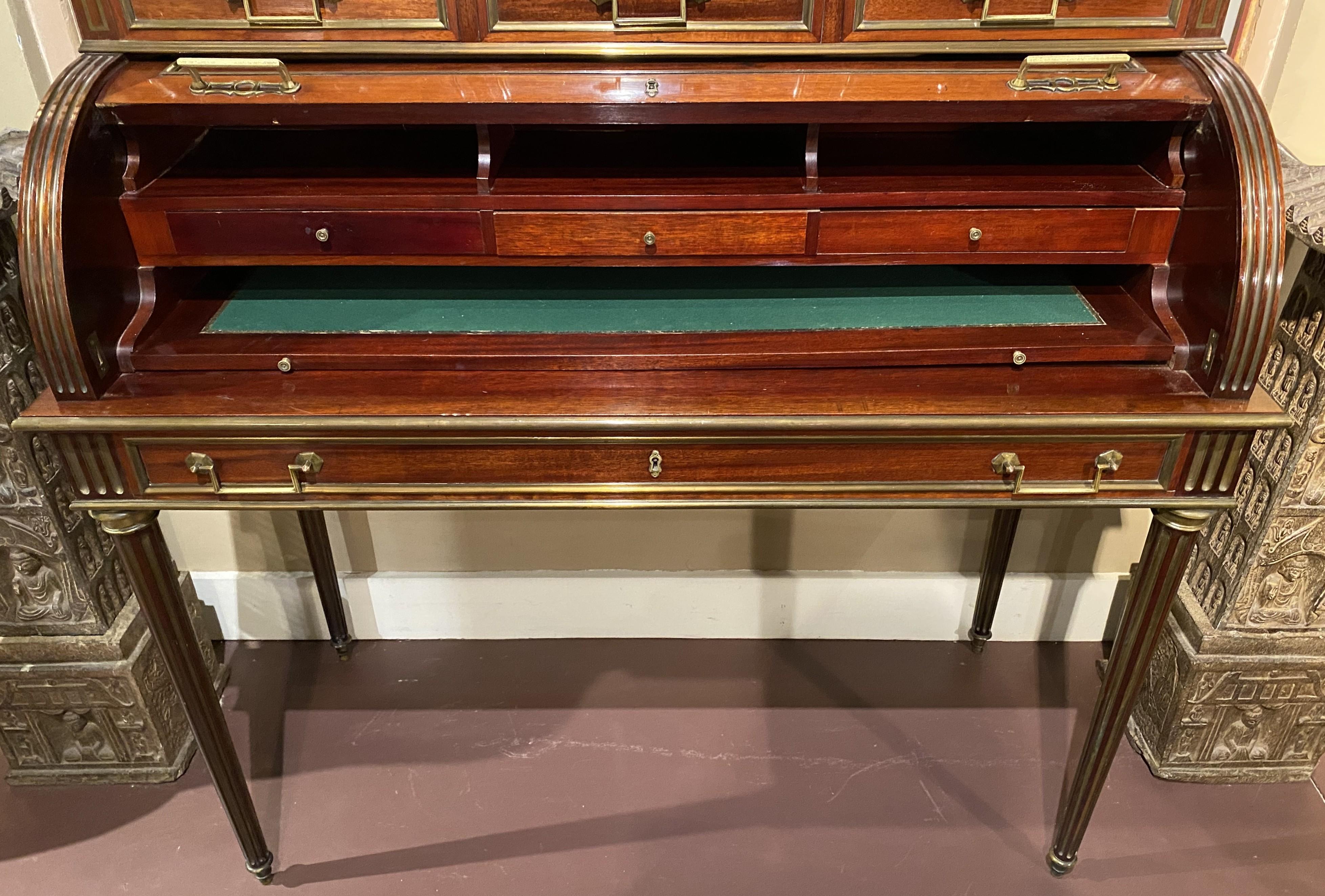 Scrivania a cilindro con piano in marmo montato in ottone in stile Luigi XVI in vendita 1