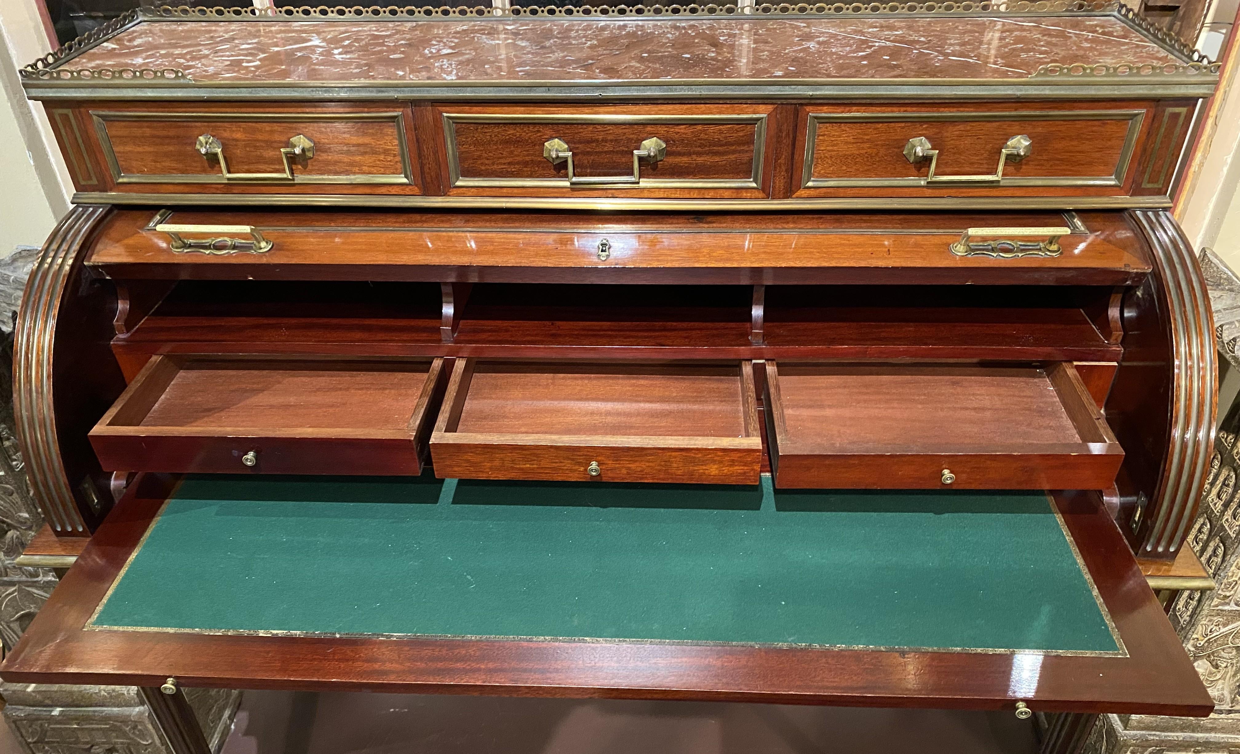 Scrivania a cilindro con piano in marmo montato in ottone in stile Luigi XVI in vendita 2