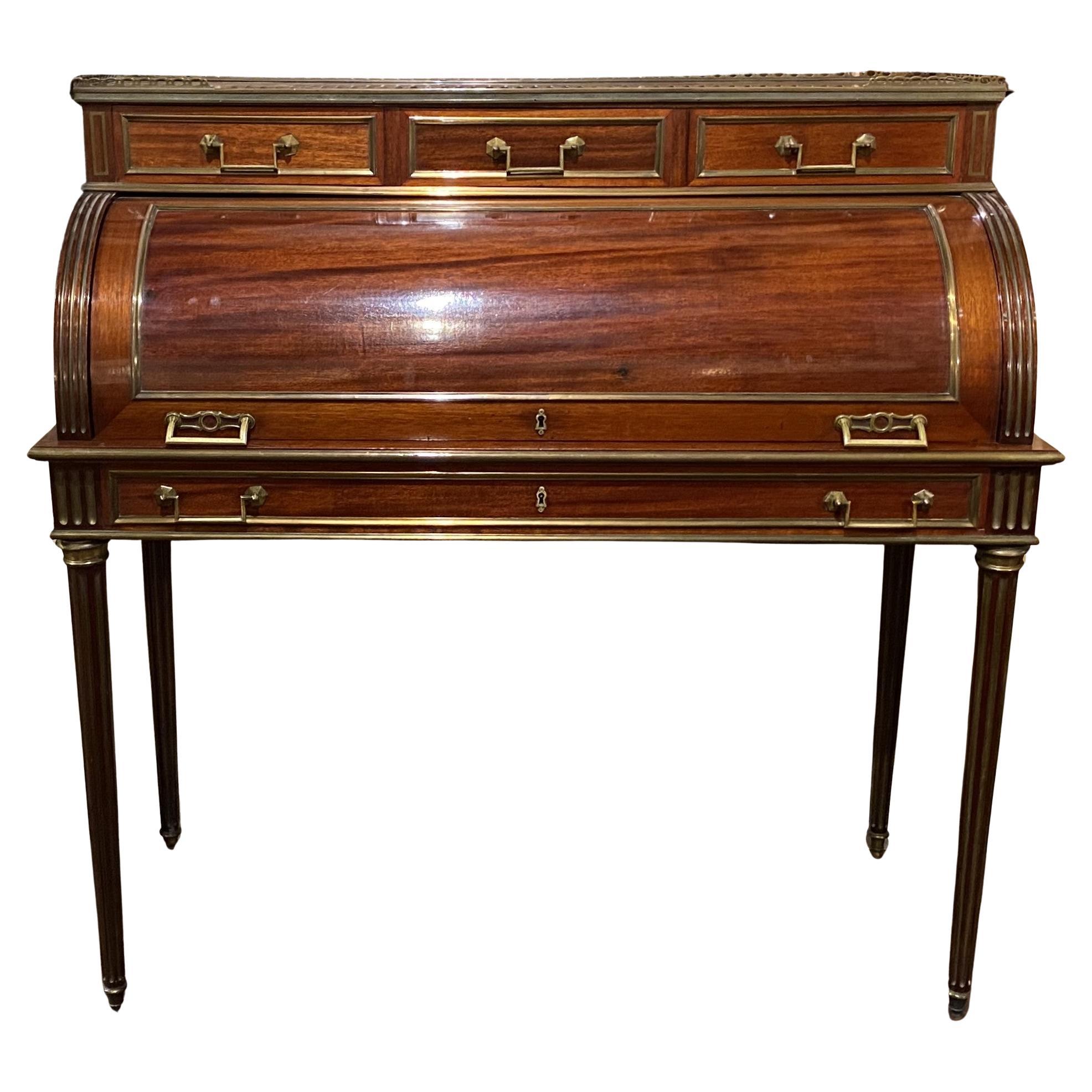 Bureau à cylindre de style Louis XVI à plateau de marbre monté sur laiton