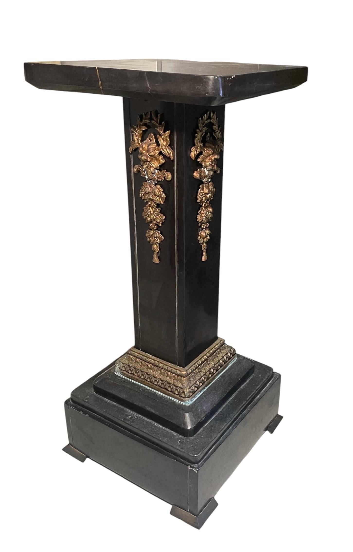 Louis XVI-Stil Bronze und schwarzer Marmor Pedestal im Angebot 3