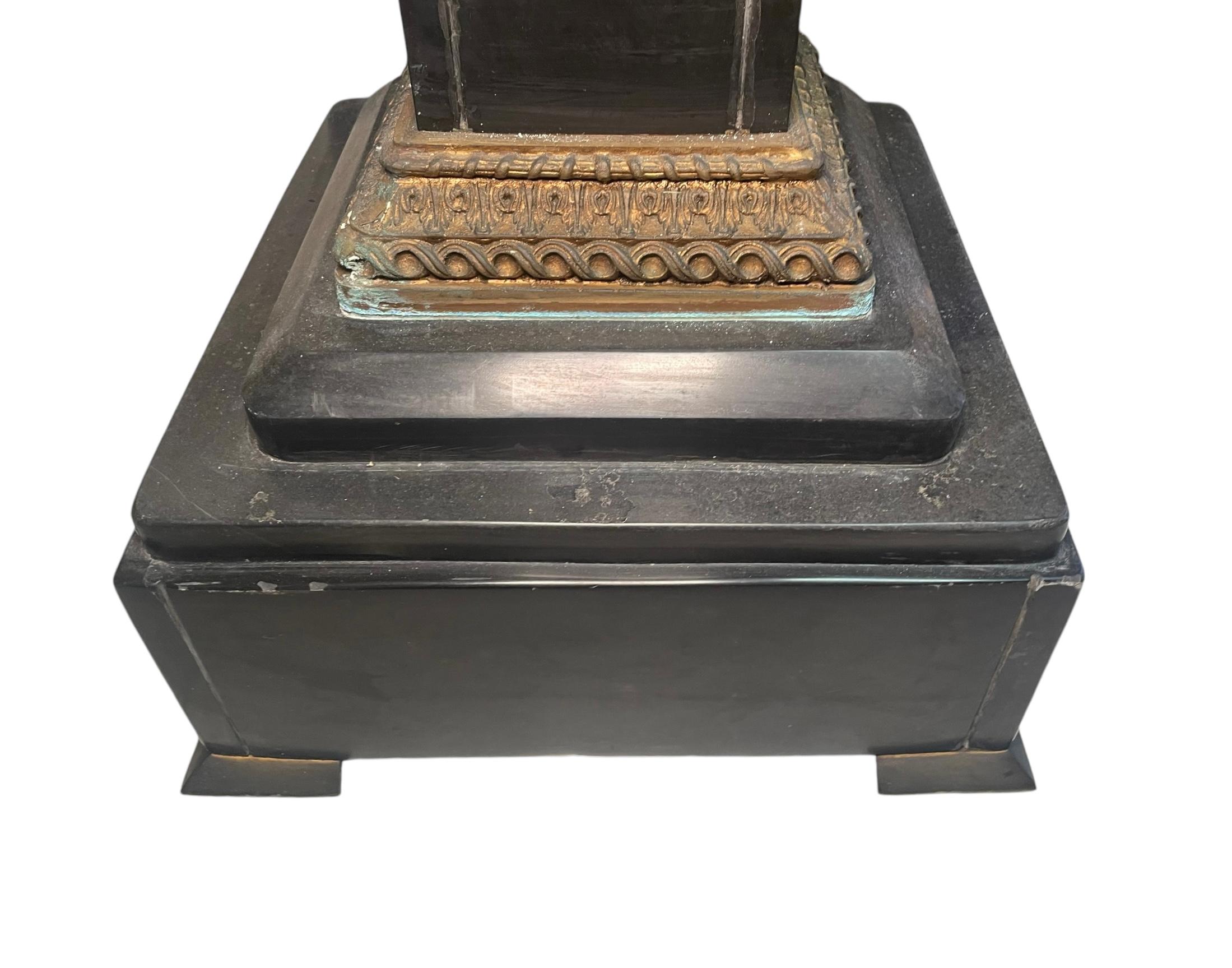 Louis XVI-Stil Bronze und schwarzer Marmor Pedestal im Angebot 4