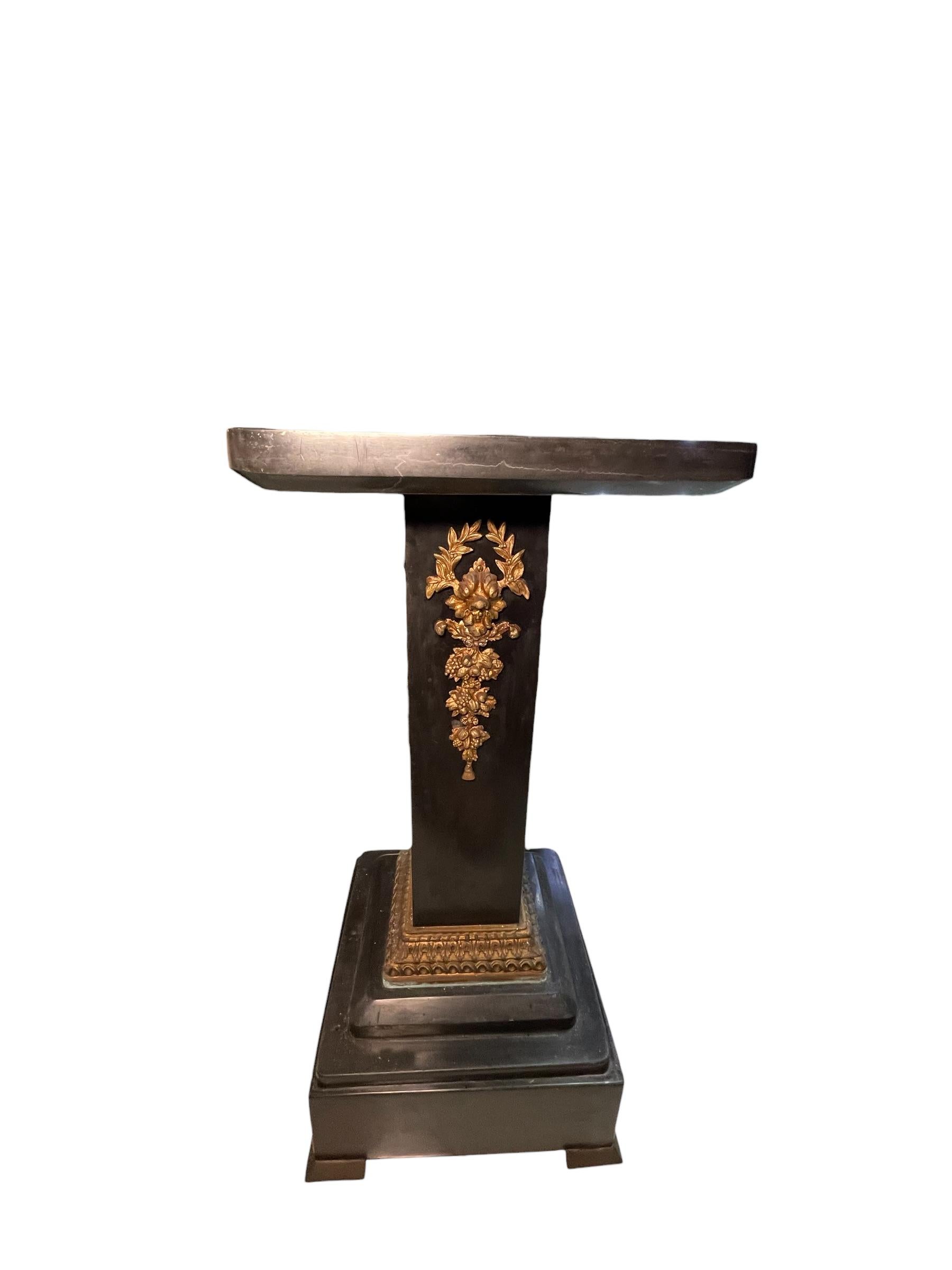 Louis XVI-Stil Bronze und schwarzer Marmor Pedestal im Angebot 5