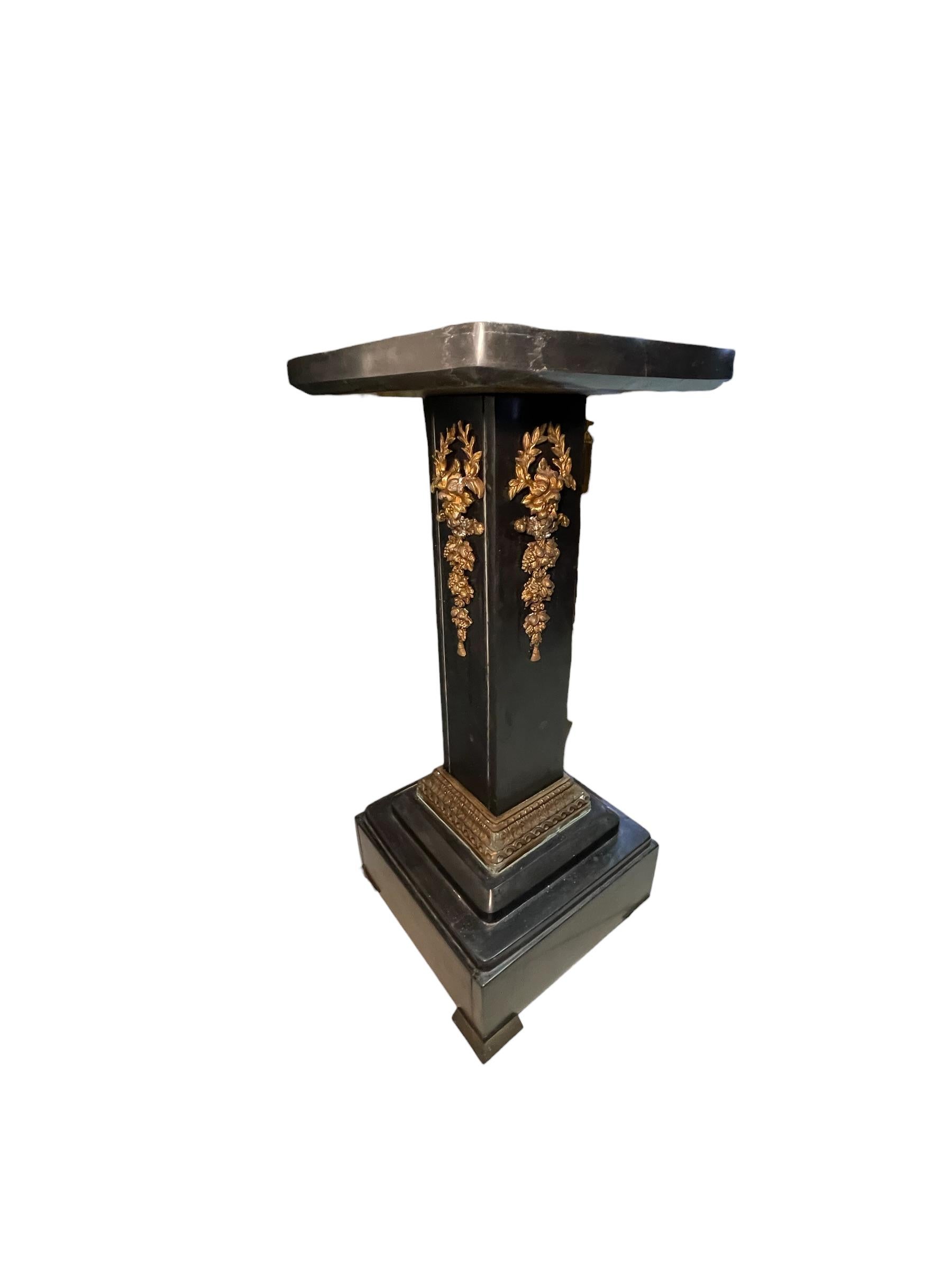 Louis XVI-Stil Bronze und schwarzer Marmor Pedestal im Angebot 6