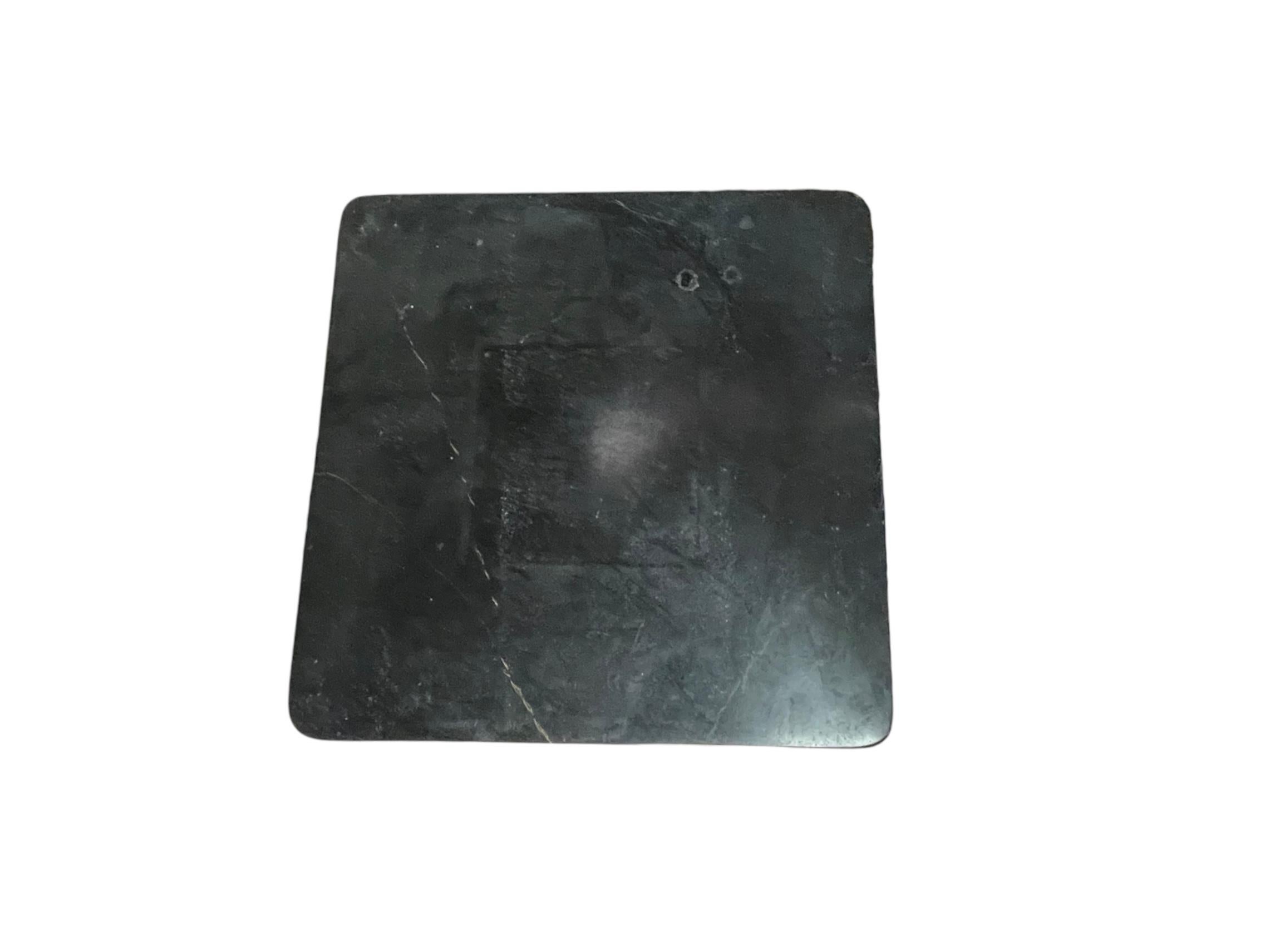 Louis XVI-Stil Bronze und schwarzer Marmor Pedestal im Angebot 7