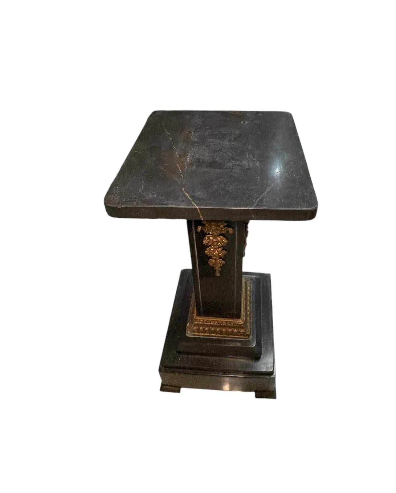 Louis XVI-Stil Bronze und schwarzer Marmor Pedestal im Angebot 8