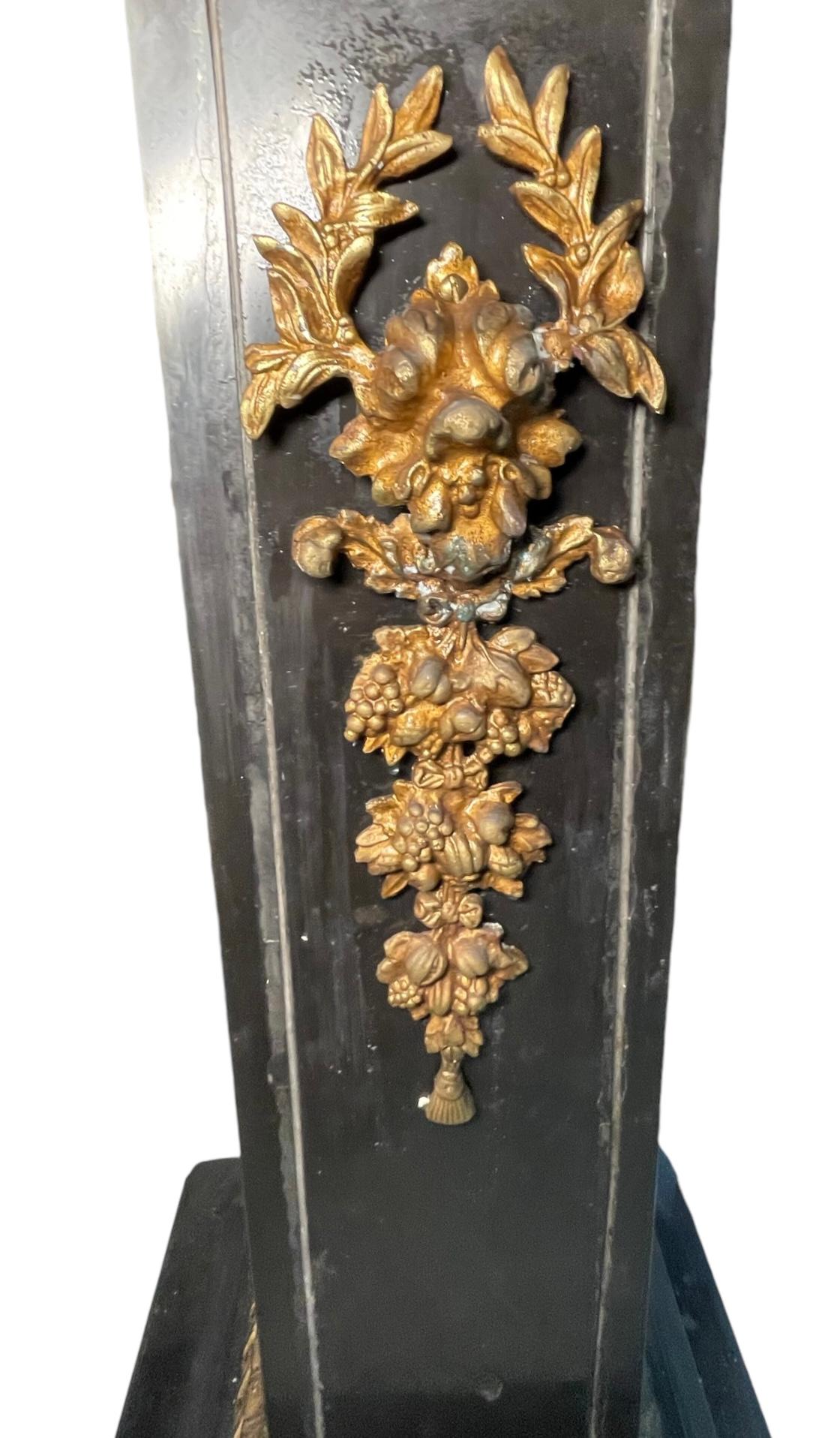 Louis XVI-Stil Bronze und schwarzer Marmor Pedestal im Angebot 10