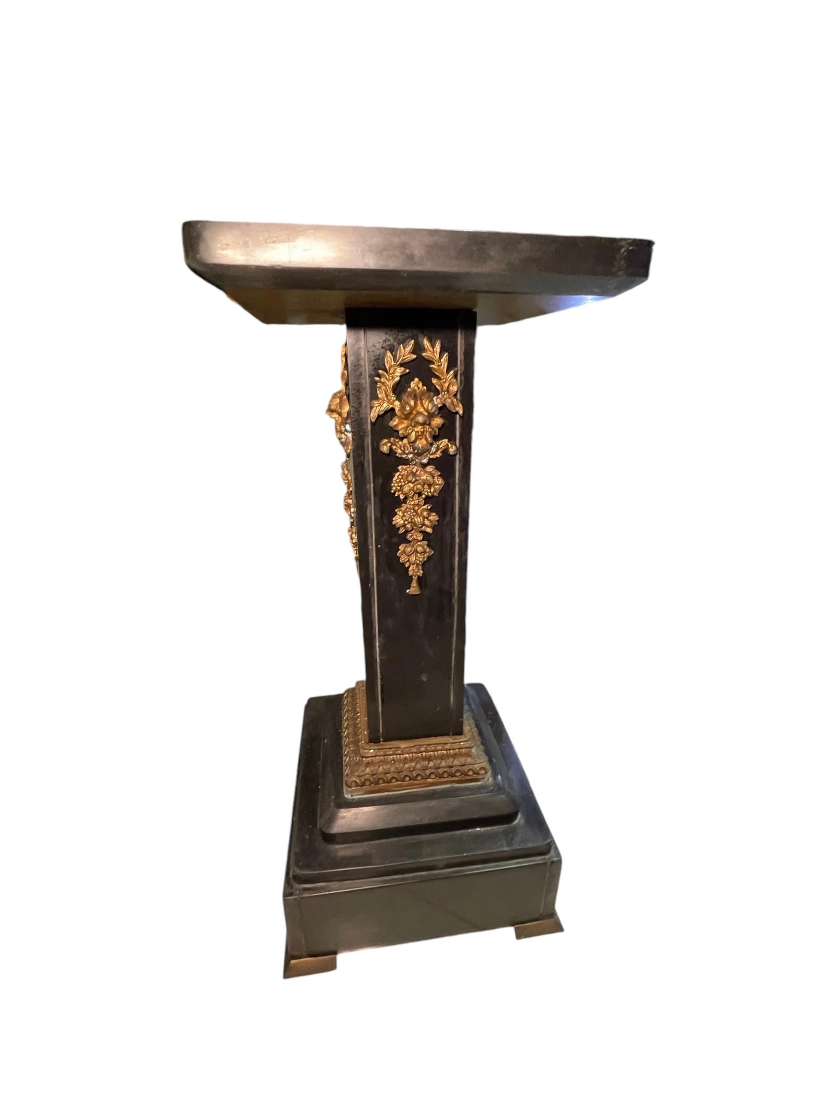 Louis XVI-Stil Bronze und schwarzer Marmor Pedestal (Louis XVI.) im Angebot