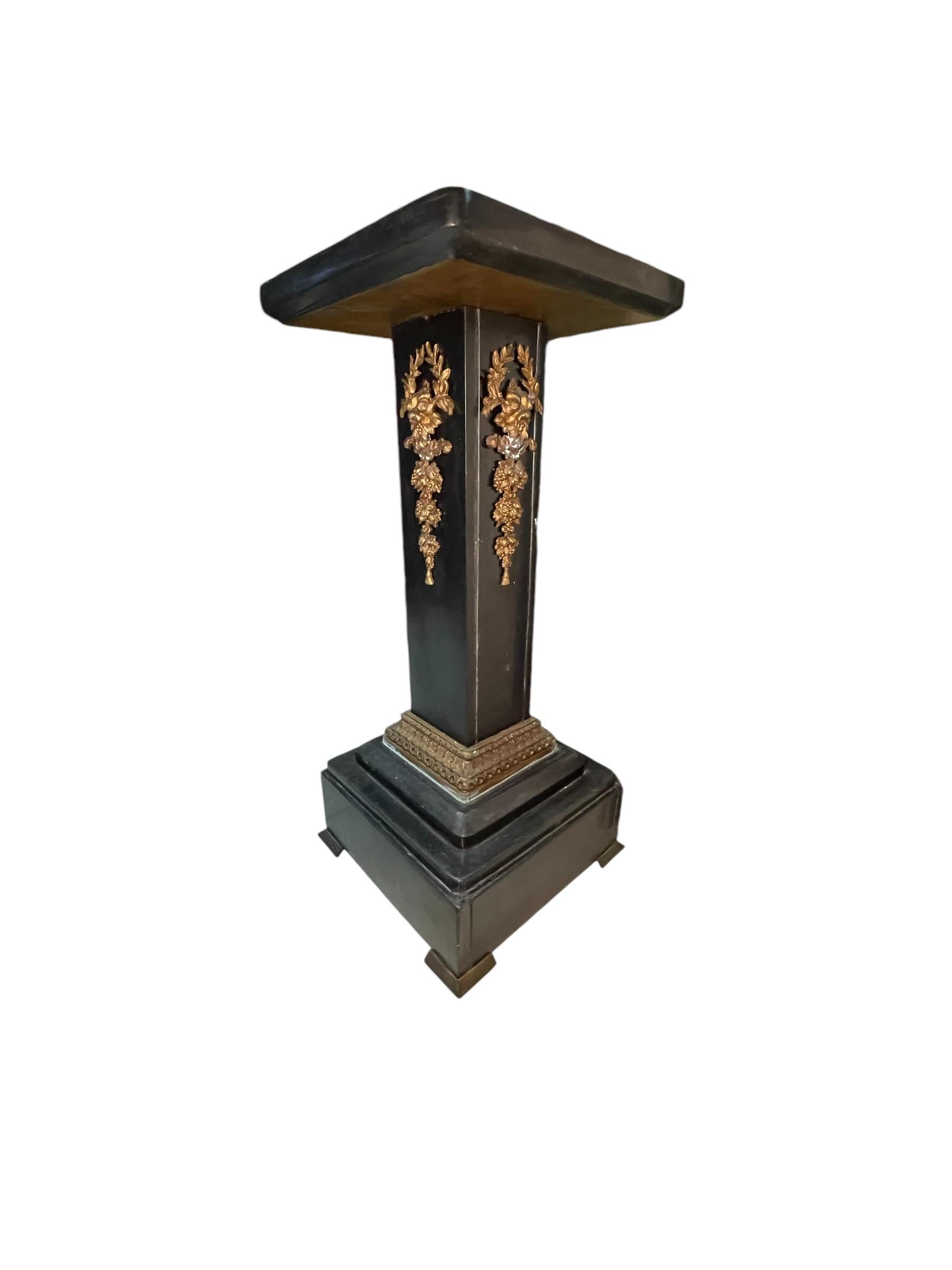 Louis XVI-Stil Bronze und schwarzer Marmor Pedestal (Unbekannt) im Angebot