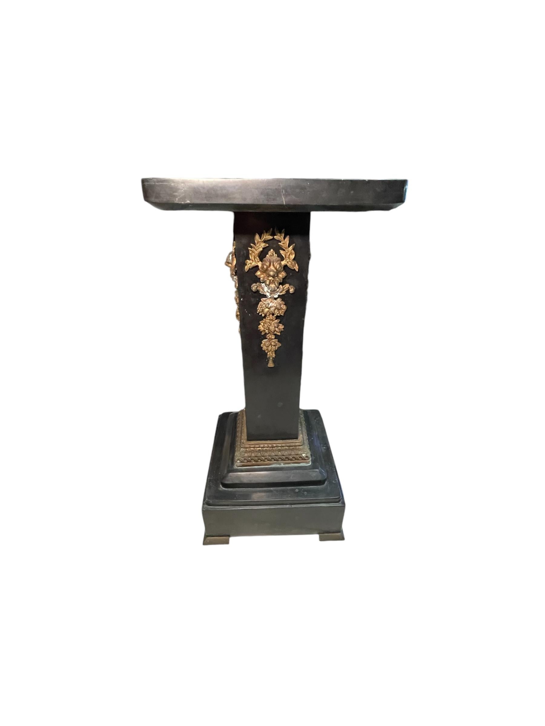 Louis XVI-Stil Bronze und schwarzer Marmor Pedestal (Sonstiges) im Angebot