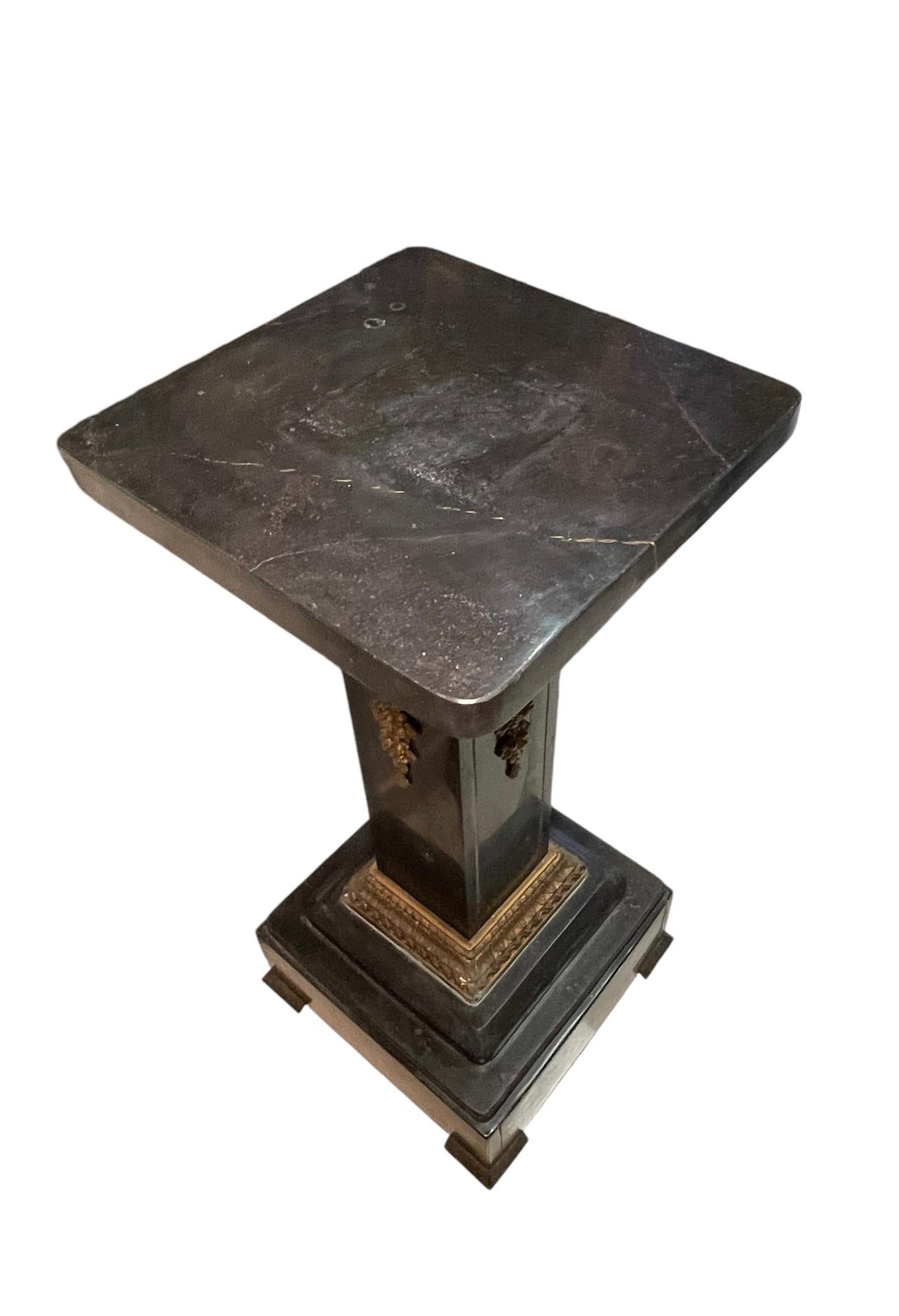 Louis XVI-Stil Bronze und schwarzer Marmor Pedestal im Zustand „Gut“ im Angebot in Guaynabo, PR