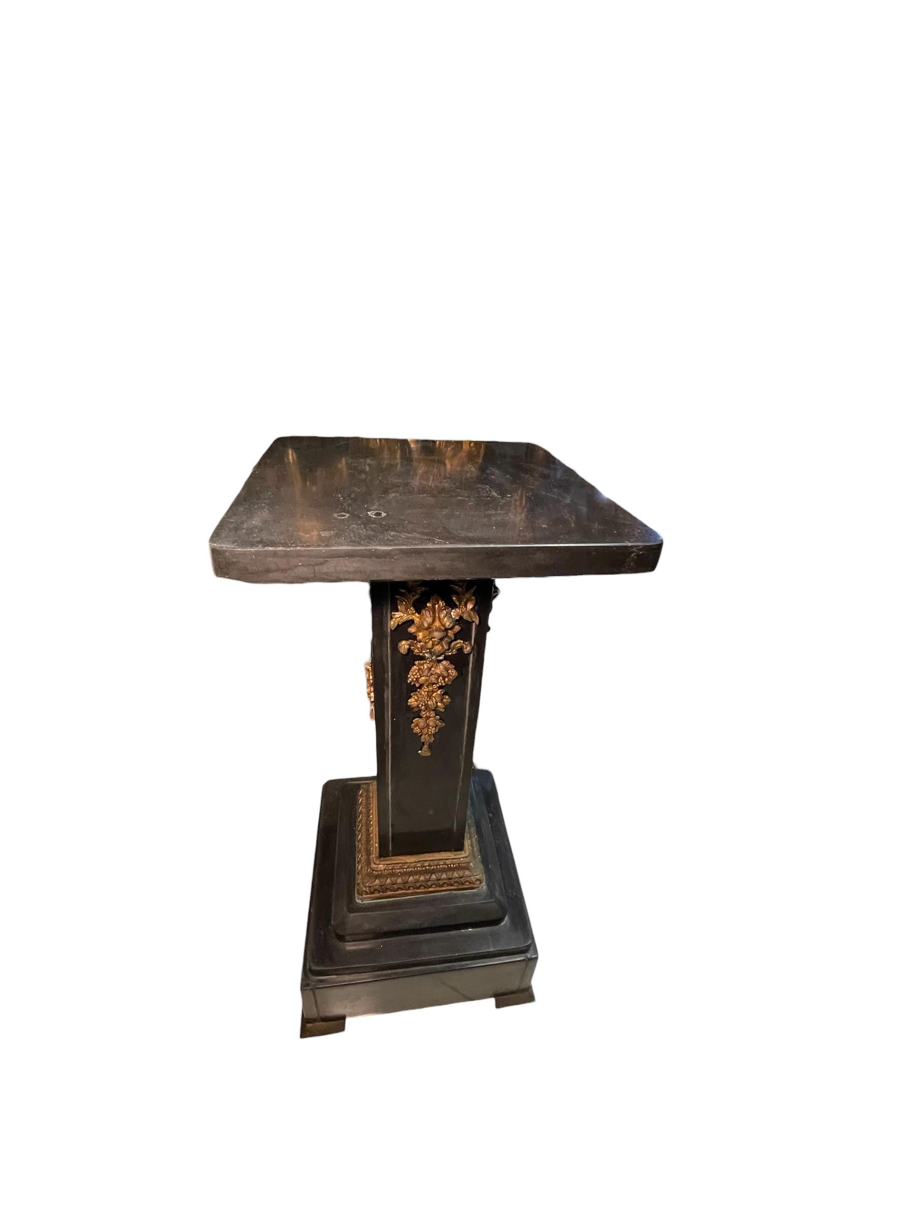 Louis XVI-Stil Bronze und schwarzer Marmor Pedestal (19. Jahrhundert) im Angebot