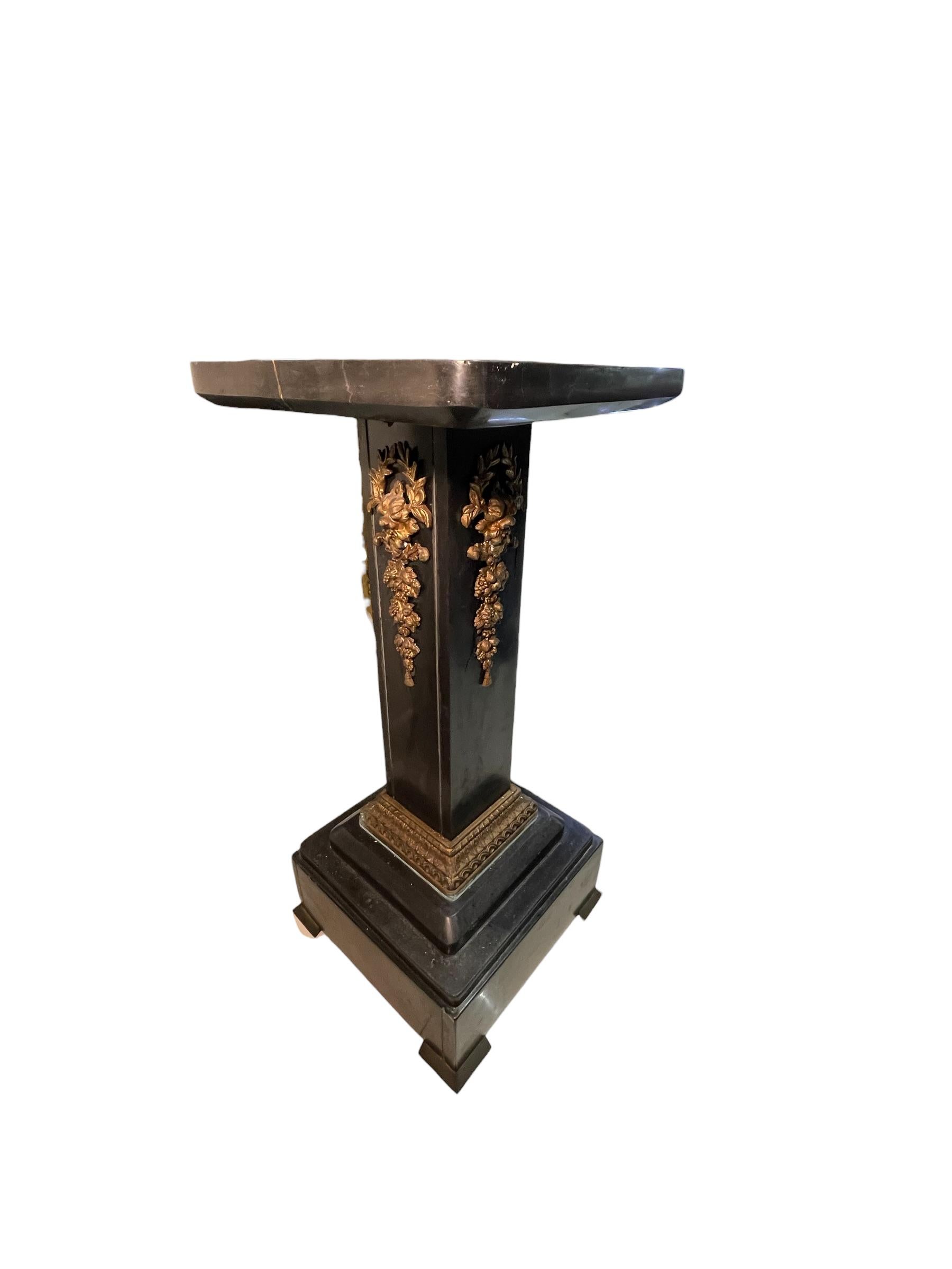Louis XVI-Stil Bronze und schwarzer Marmor Pedestal im Angebot 1