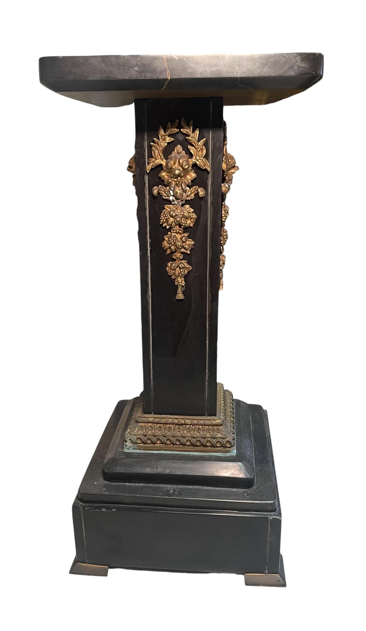 Louis XVI-Stil Bronze und schwarzer Marmor Pedestal im Angebot 2