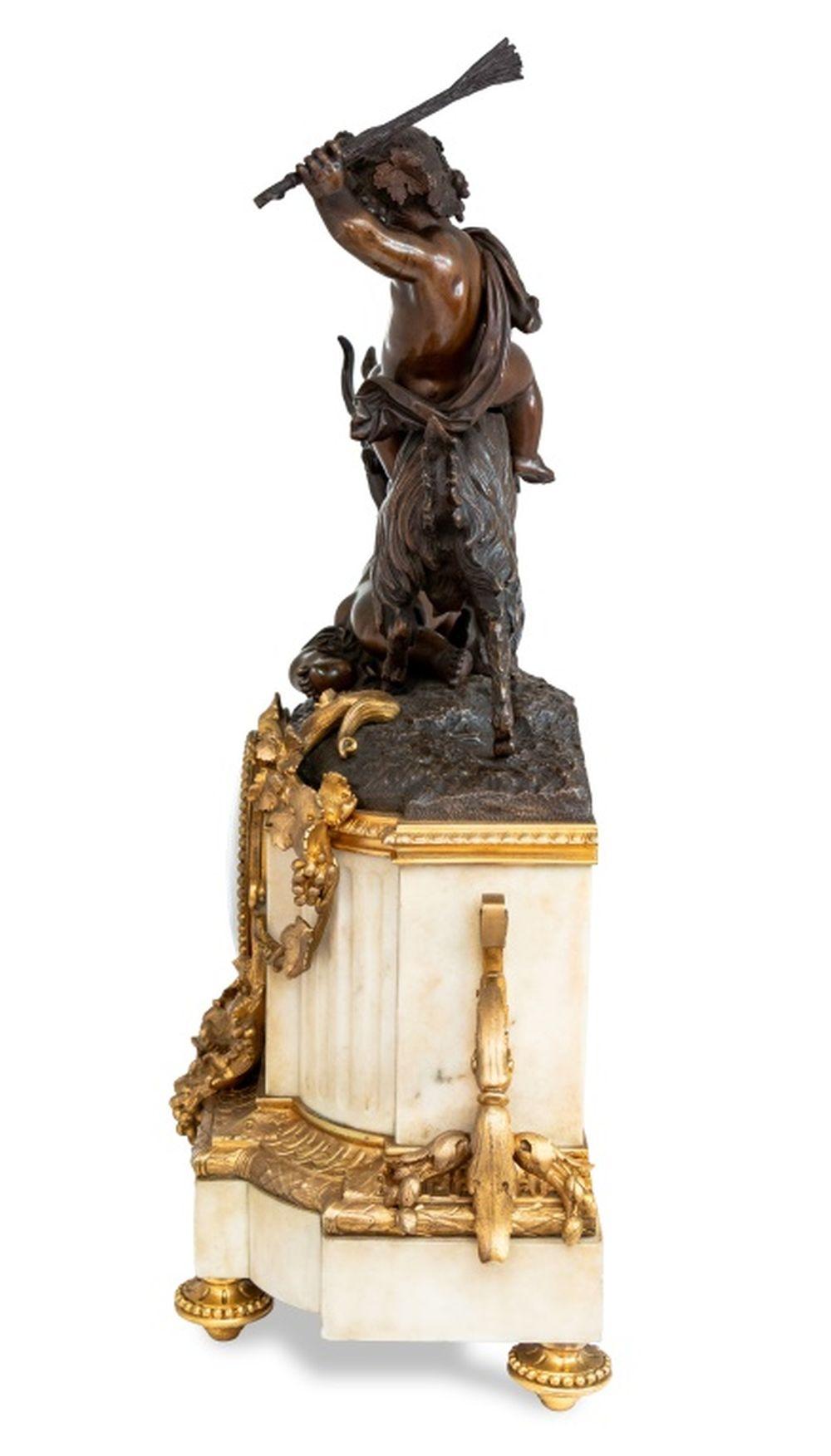 Horloge en bronze et marbre de style Louis XVI Bon état - En vente à Astoria, NY