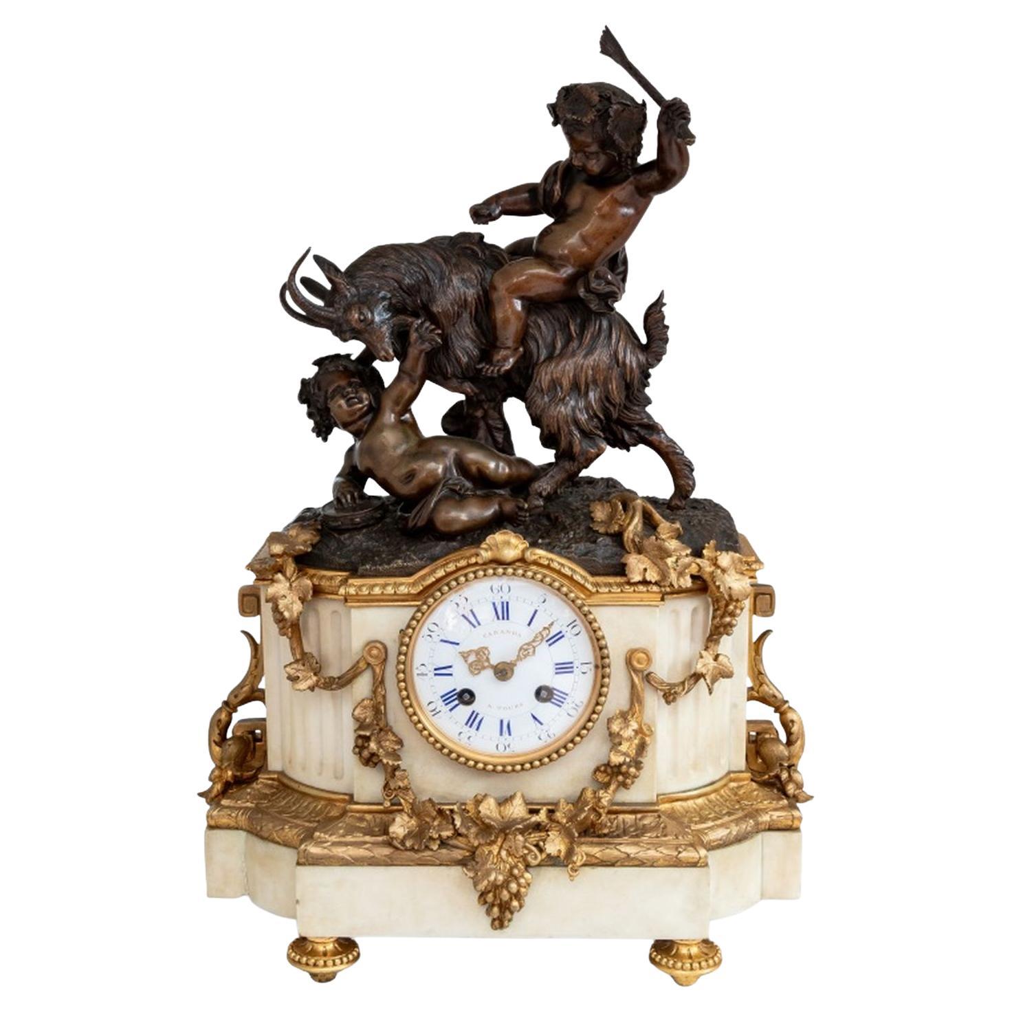 Horloge en bronze et marbre de style Louis XVI en vente