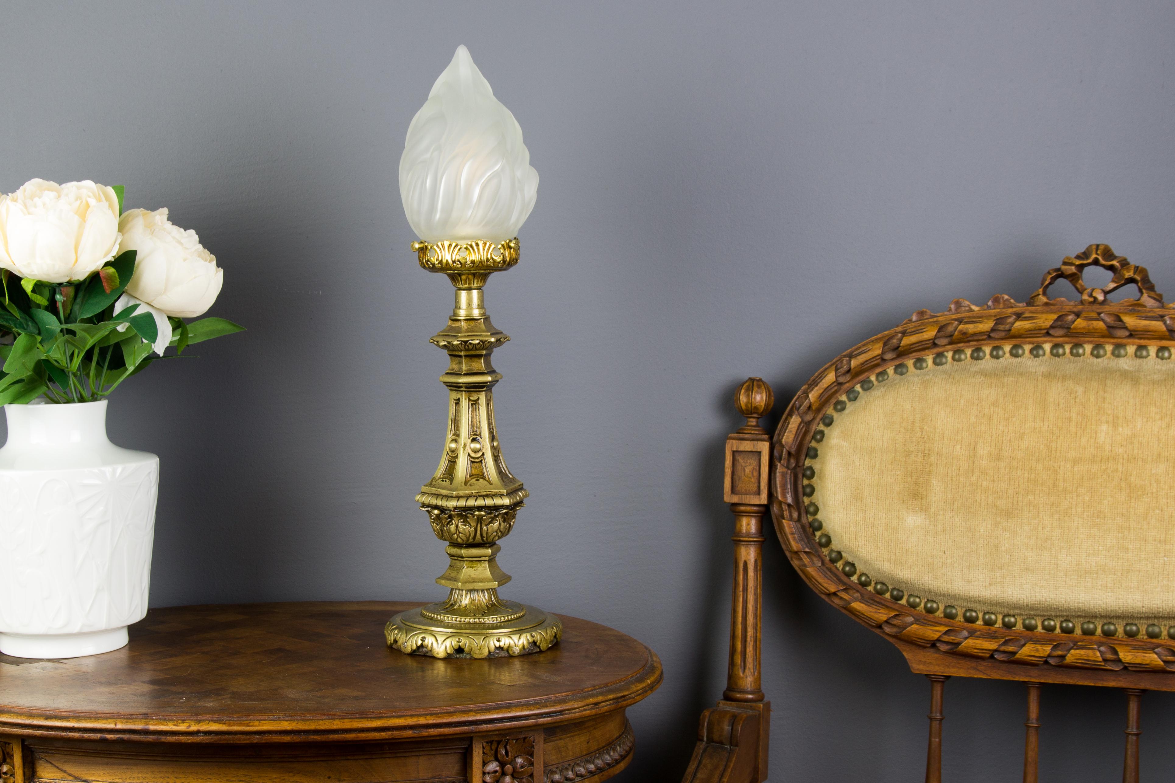 Louis XVI style bronze table lamp with frosted glass flame shade. One socket for a B22 size light bulb.
Dimensions: Height 38 cm / 14.96 in, diameter 12 cm / 4.72 in.
