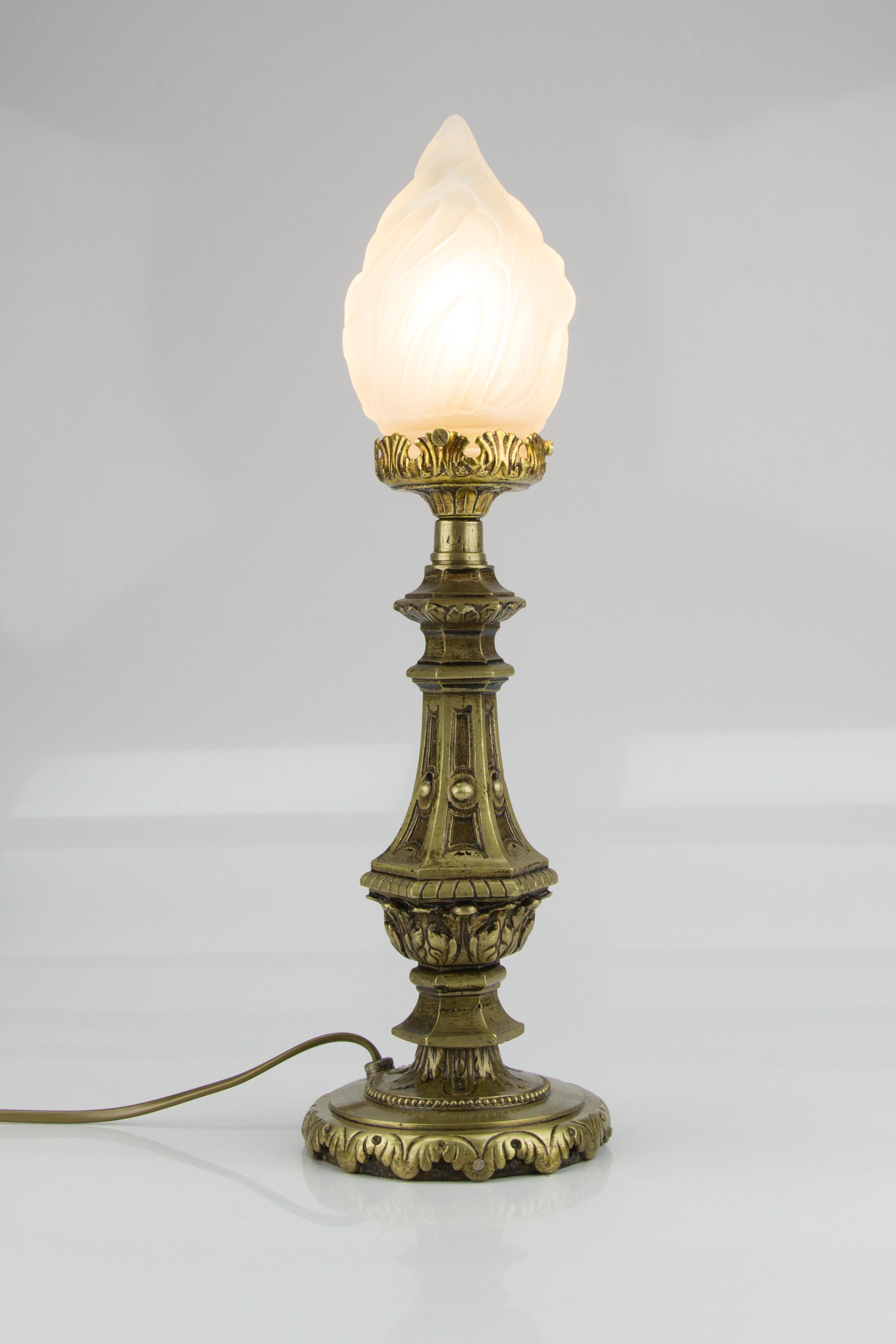 Louis XVI Style Bronze and White Frosted Glass Flame Shade Table Lamp, 1930s In Good Condition In Barntrup, DE