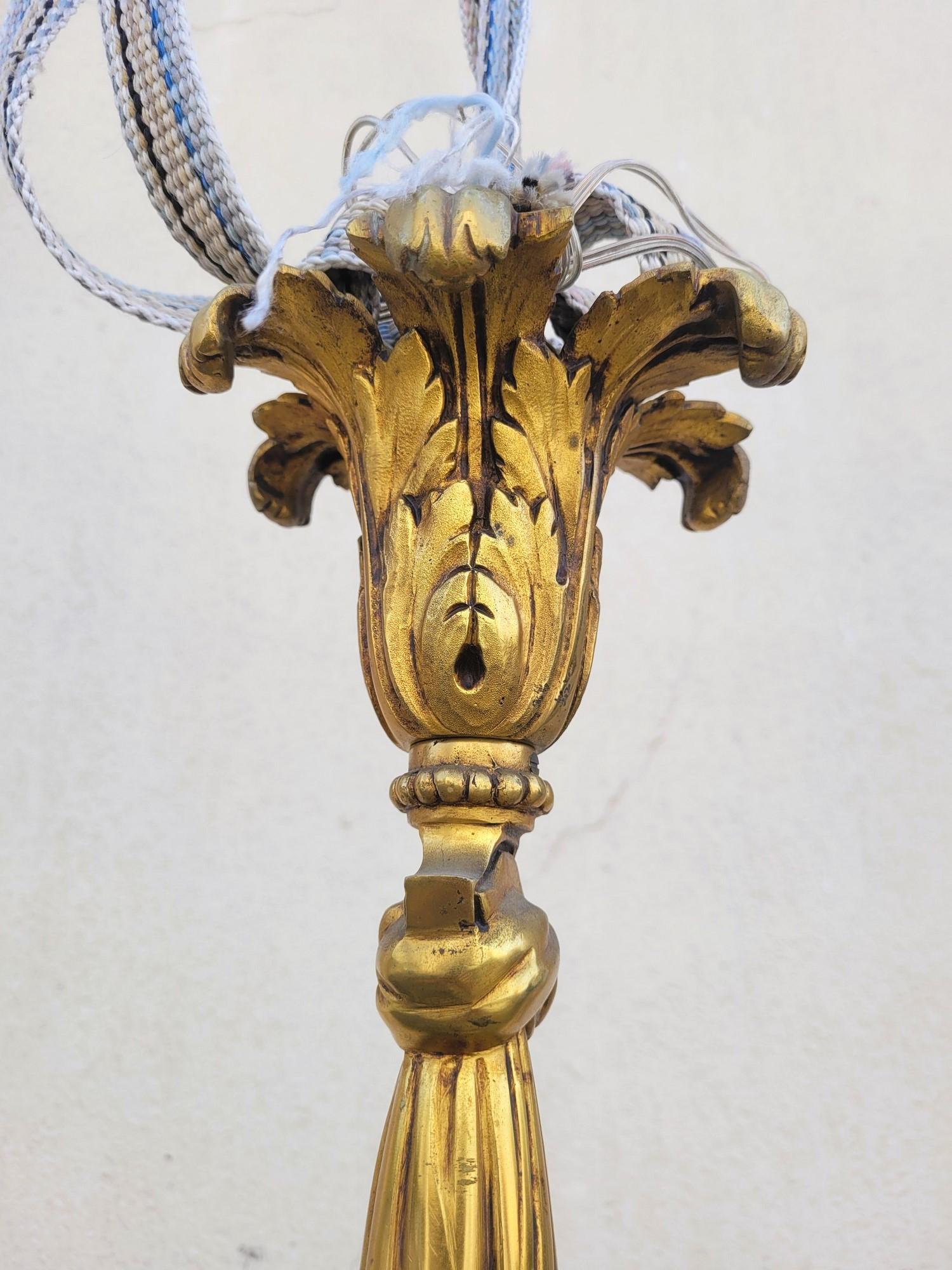 Incantevole lampadario in bronzo in stile Luigi XVI, a 8 luci, decorato con drappi, fiocchi e ghirlande e terminante con una pigna.

Elettricità da rivedere

Altezza 80 cm
Diametro 70 cm