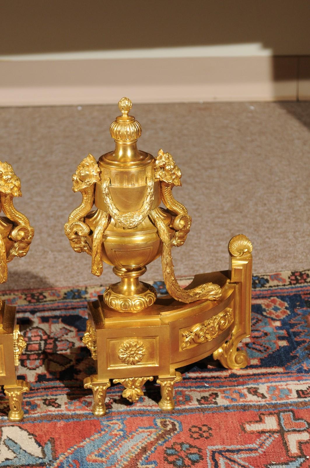 Chenets de style Louis XVI en bronze doré avec urne, guirlande et tête de bélier en vente 4
