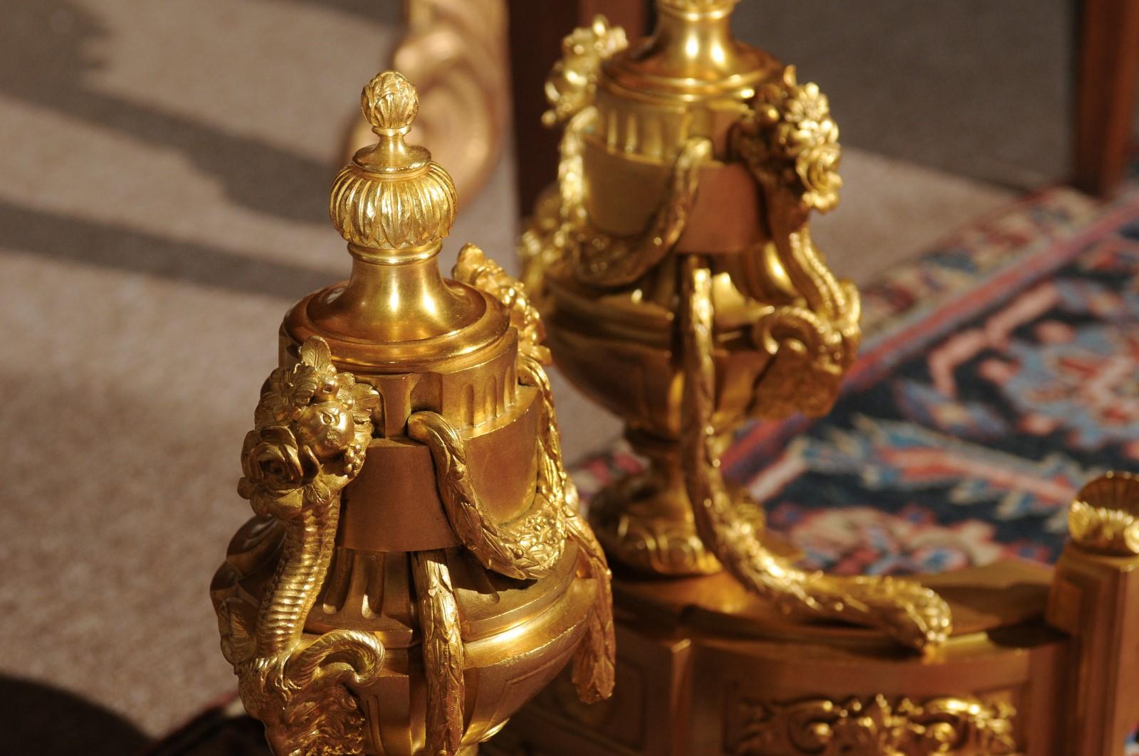 XIXe siècle Chenets de style Louis XVI en bronze doré avec urne, guirlande et tête de bélier en vente