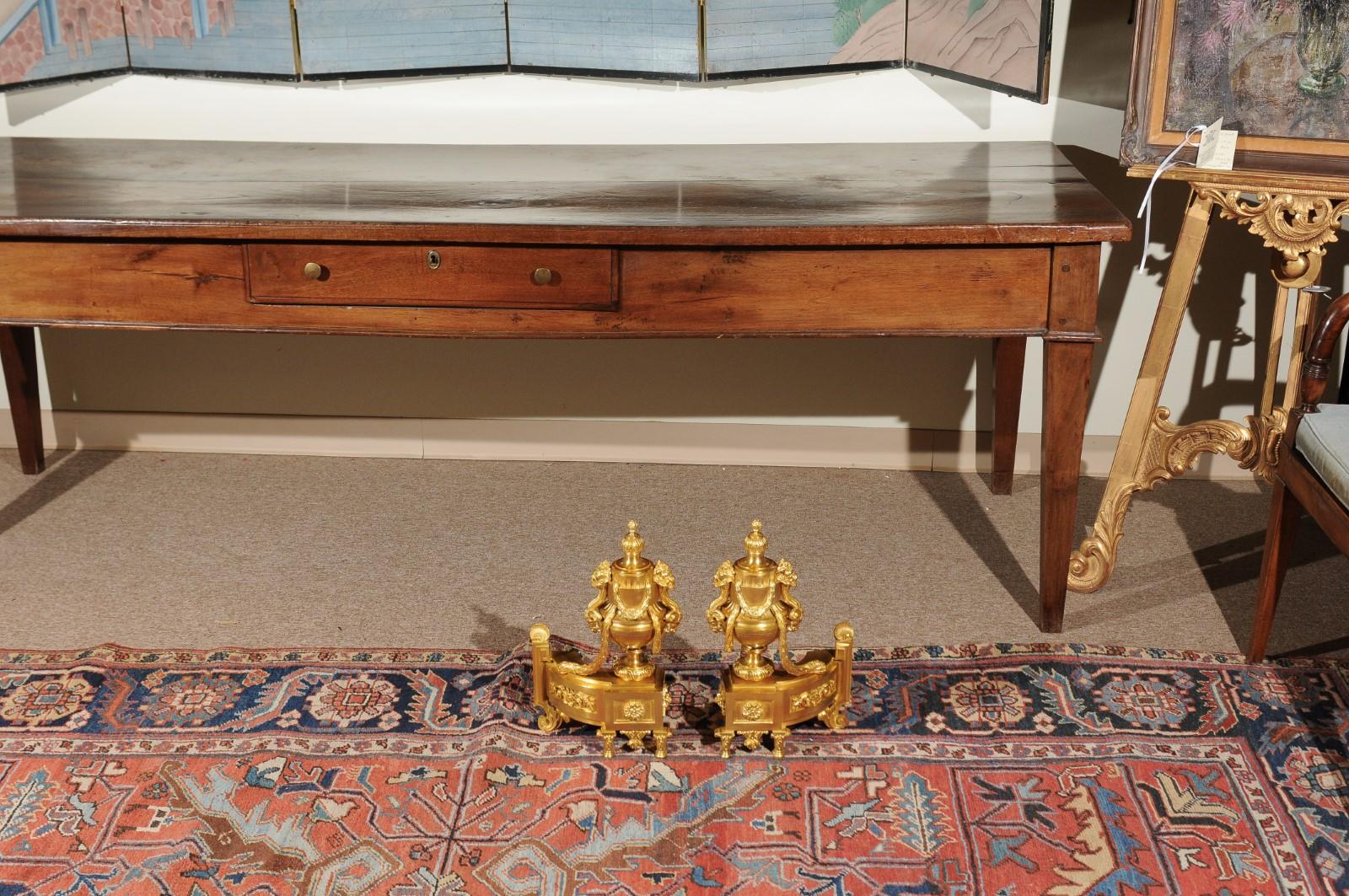 Chenets de style Louis XVI en bronze doré avec urne, guirlande et tête de bélier en vente 2