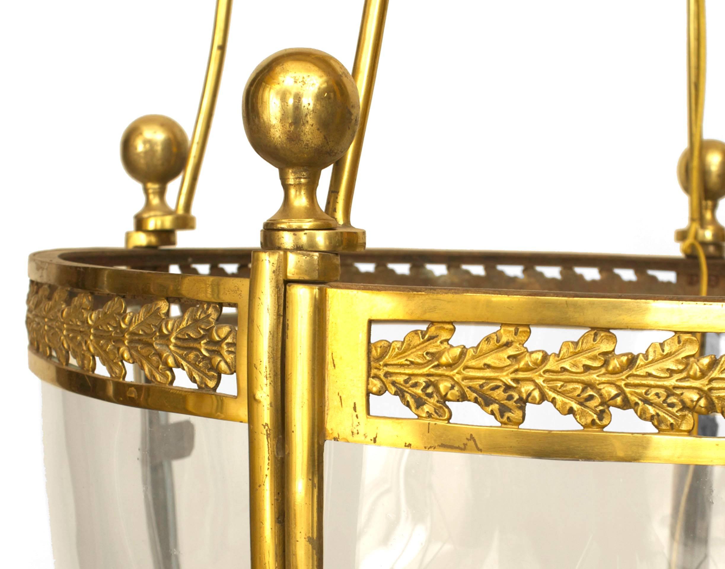 Francese Lanterna a sospensione francese Luigi XVI in bronzo Dore e vetro in vendita