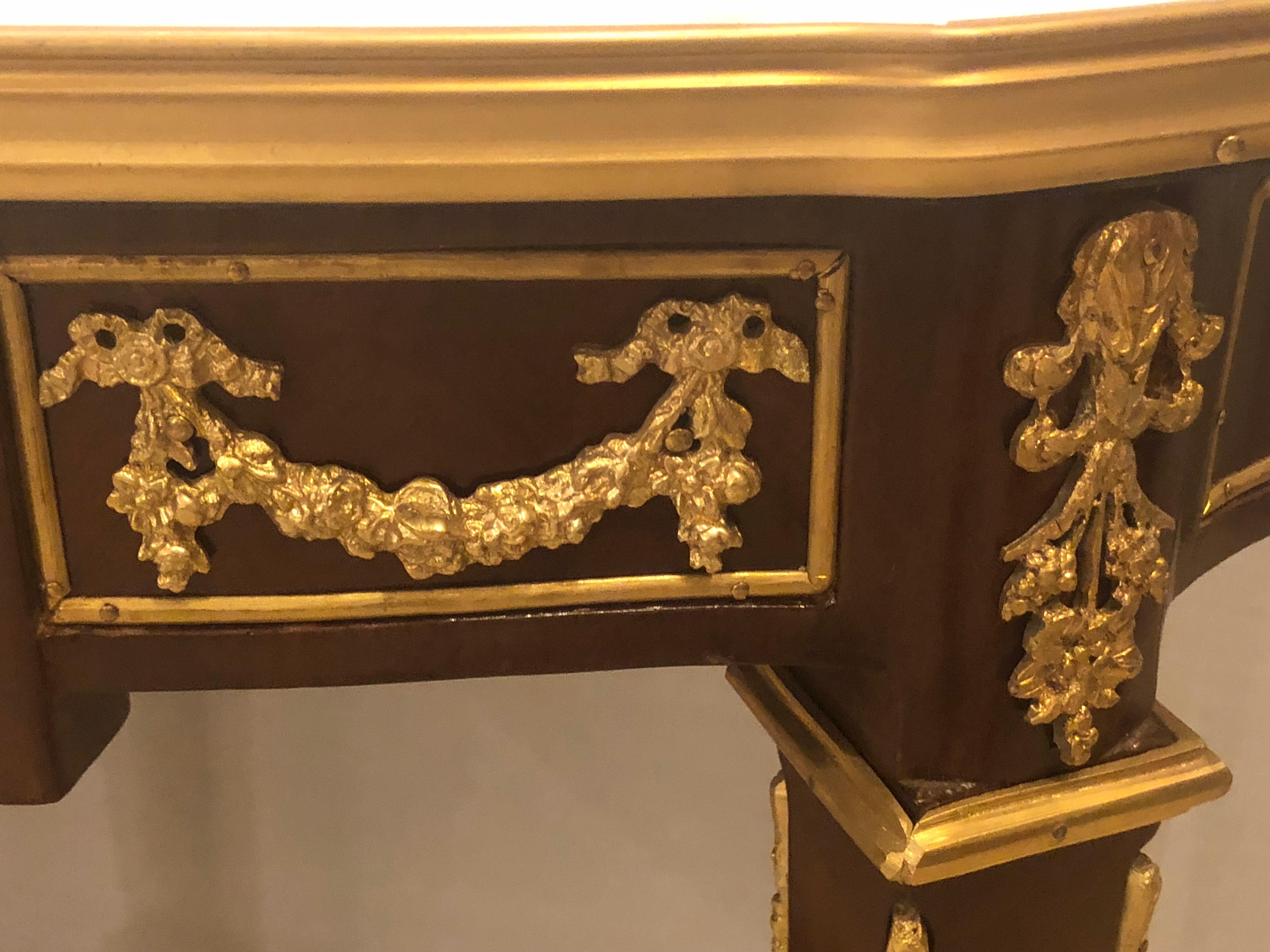 Louis XVI Stil Bronze gerahmt Marmor-Top End Lampentisch mit Bronze-Halterungen Paar im Zustand „Gut“ im Angebot in Stamford, CT