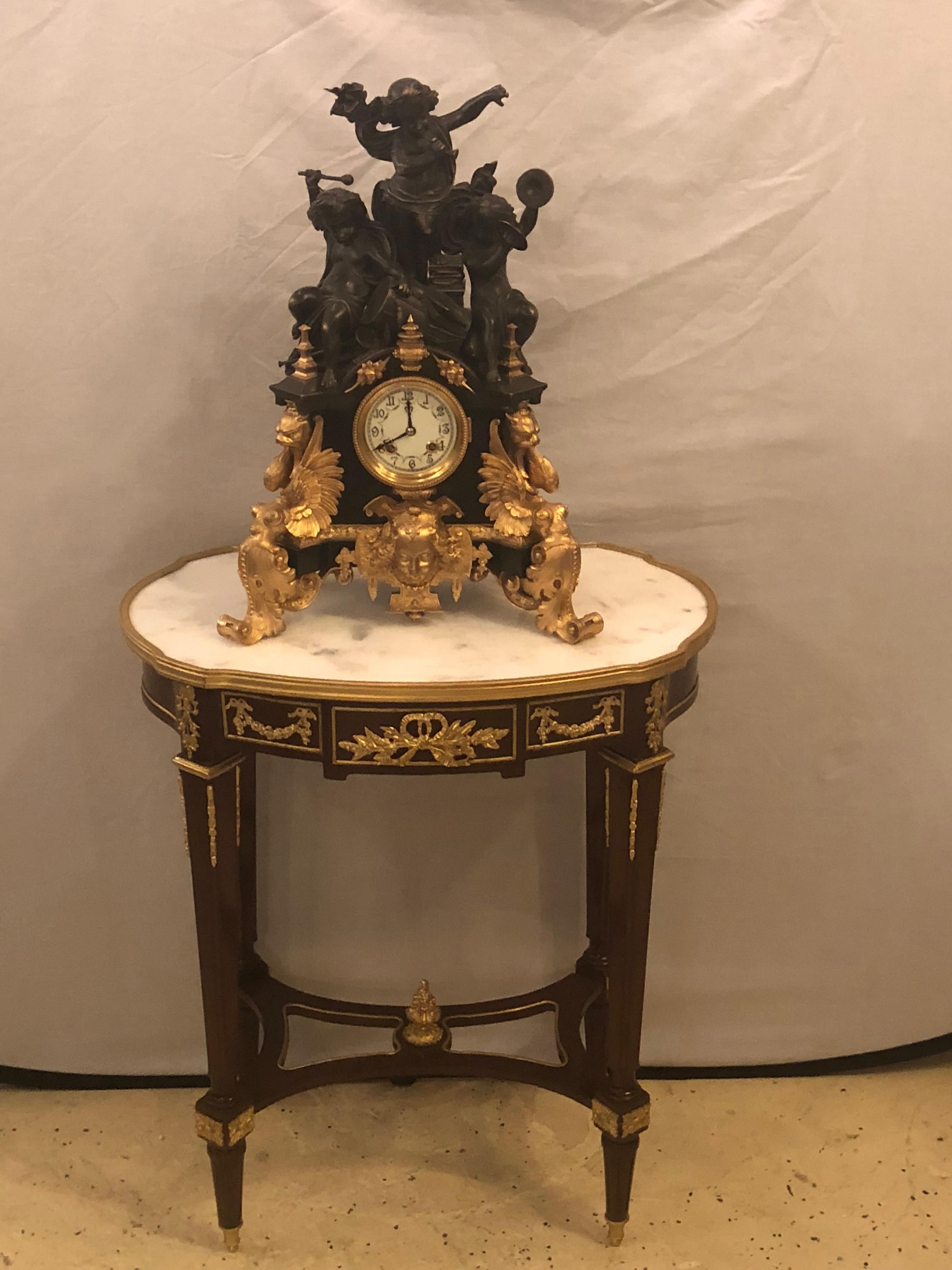 Pareja de lámparas de sobremesa de mármol estilo Luis XVI con marco de bronce y soportes de bronce en venta 1