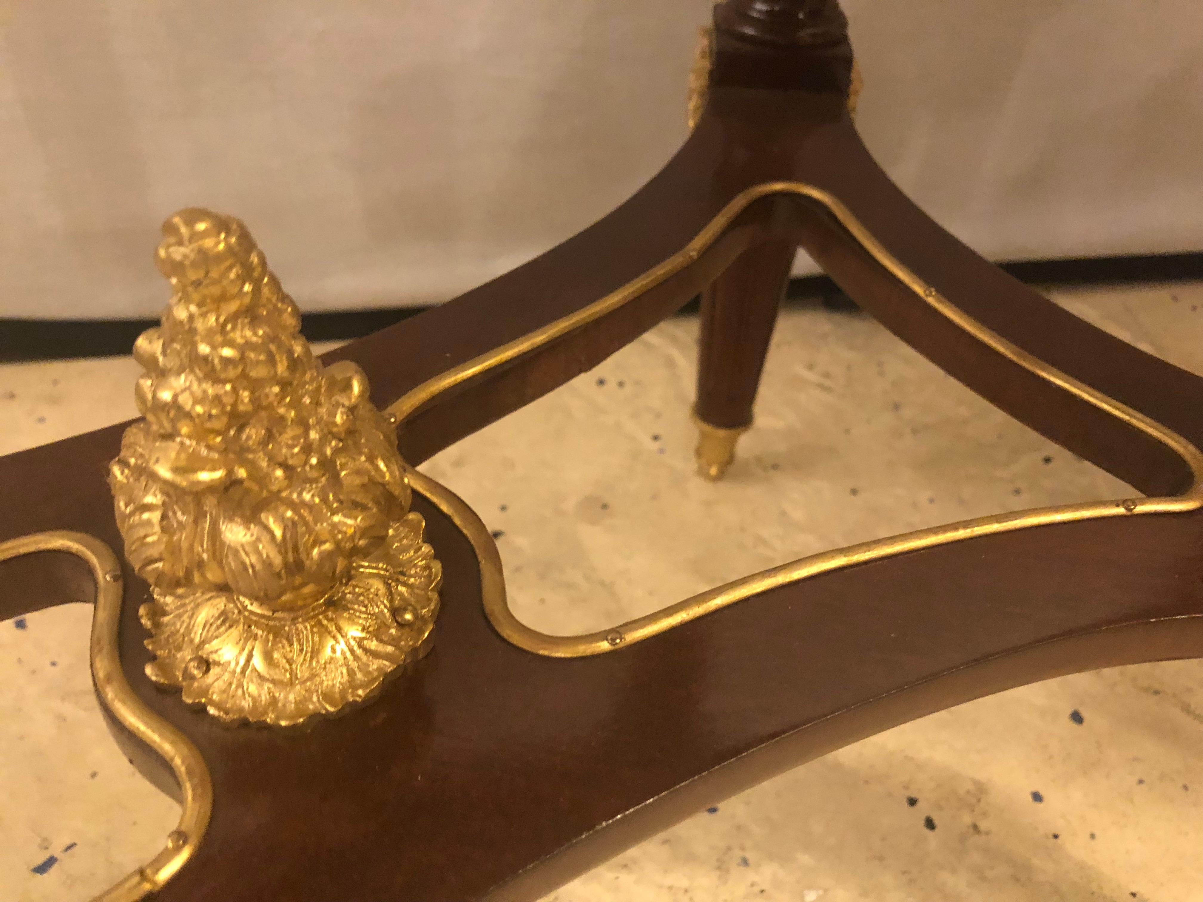 Louis XVI Stil Bronze gerahmt Marmor-Top End Lampentisch mit Bronze-Halterungen Paar im Angebot 2