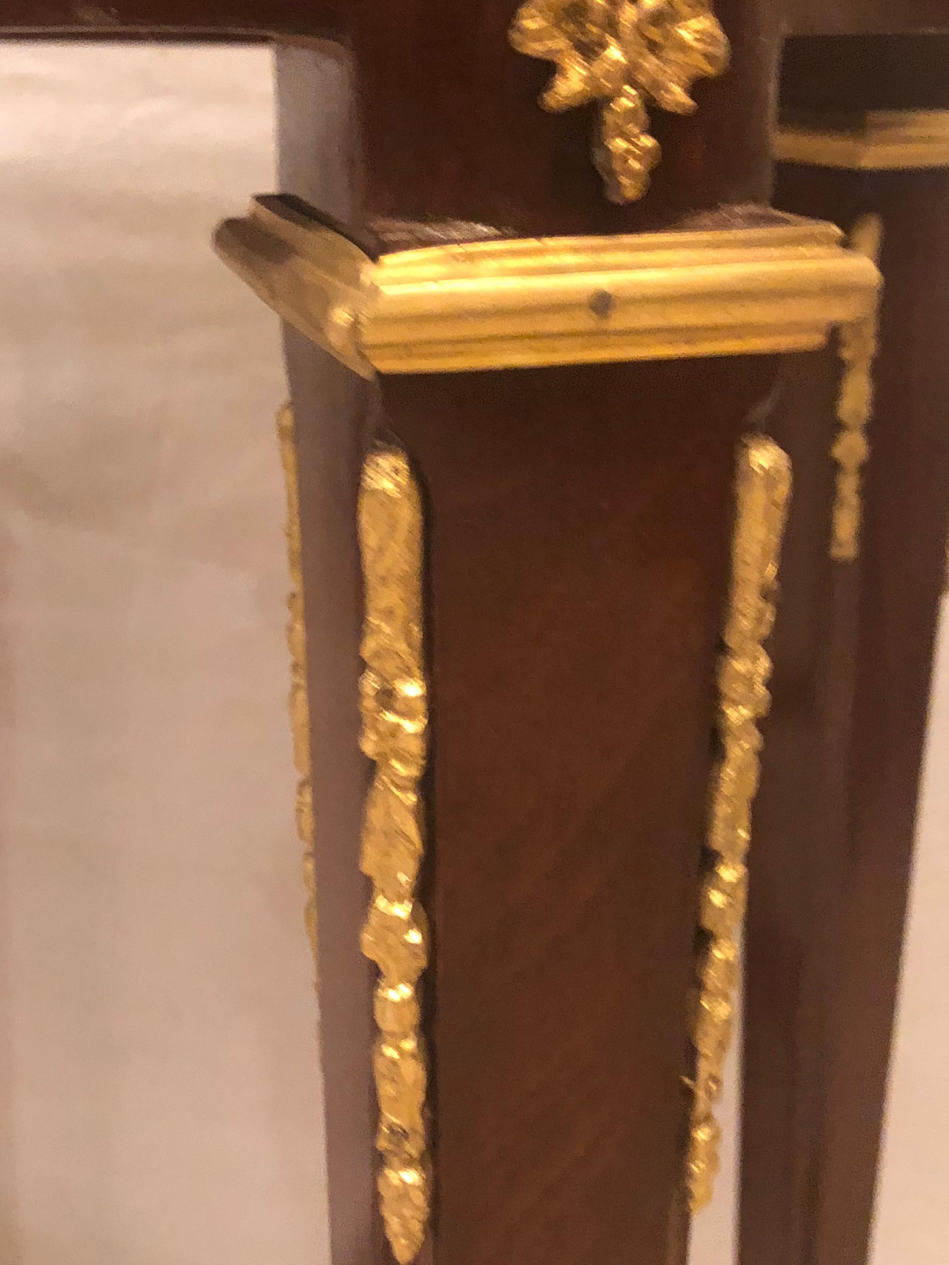 Louis XVI Stil Bronze gerahmt Marmor-Top End Lampentisch mit Bronze-Halterungen Paar im Angebot 4